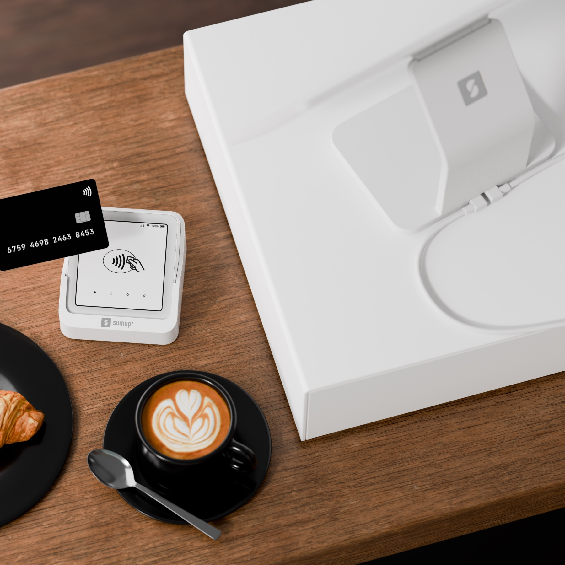 Une carte de crédit noire au-dessus d'un terminal de paiement près d'un café.