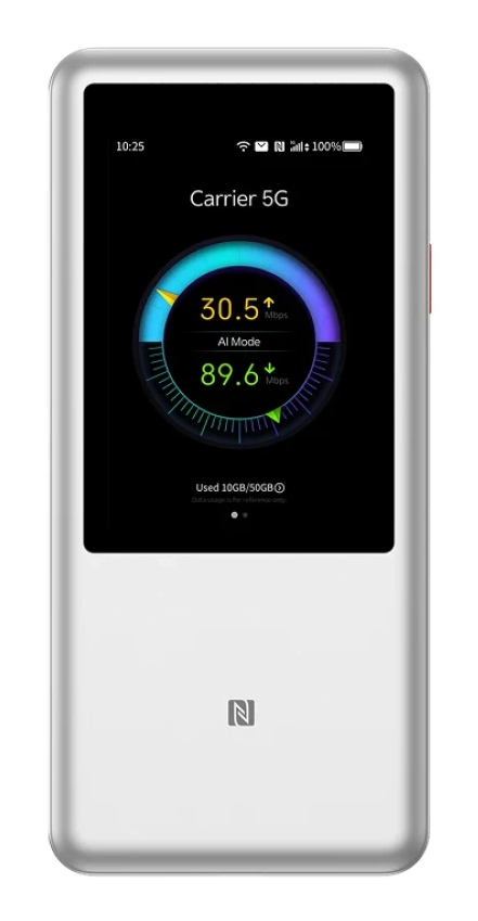 Srebrne urządzenie 5G wyświetla okrągły wskaźnik sieci pokazujący 30,5 Mb/s i 89,6 Mb/s.