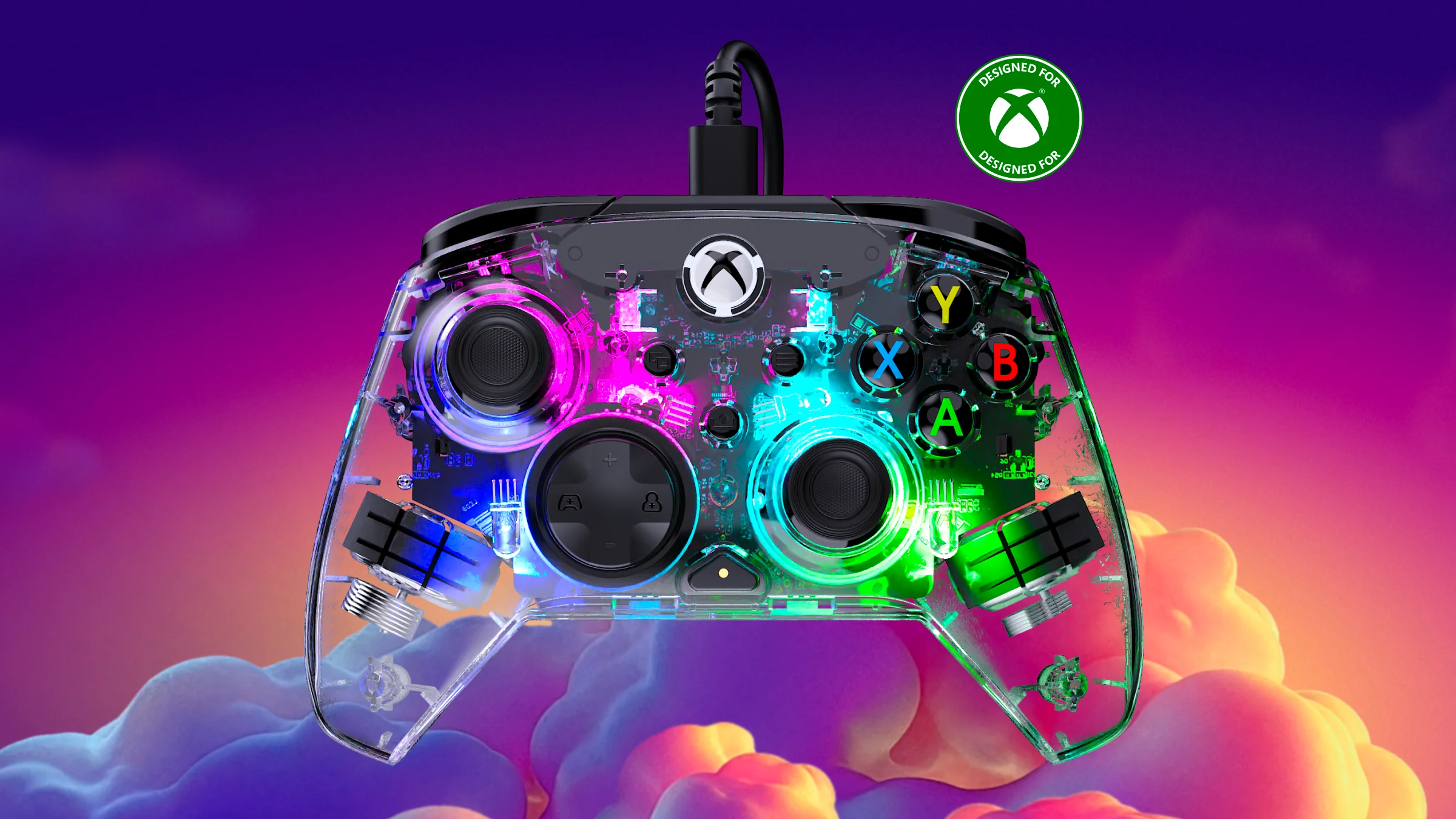 Transparenter Xbox Controller mit bunten Lichtern vor einem farbigen Himmel.