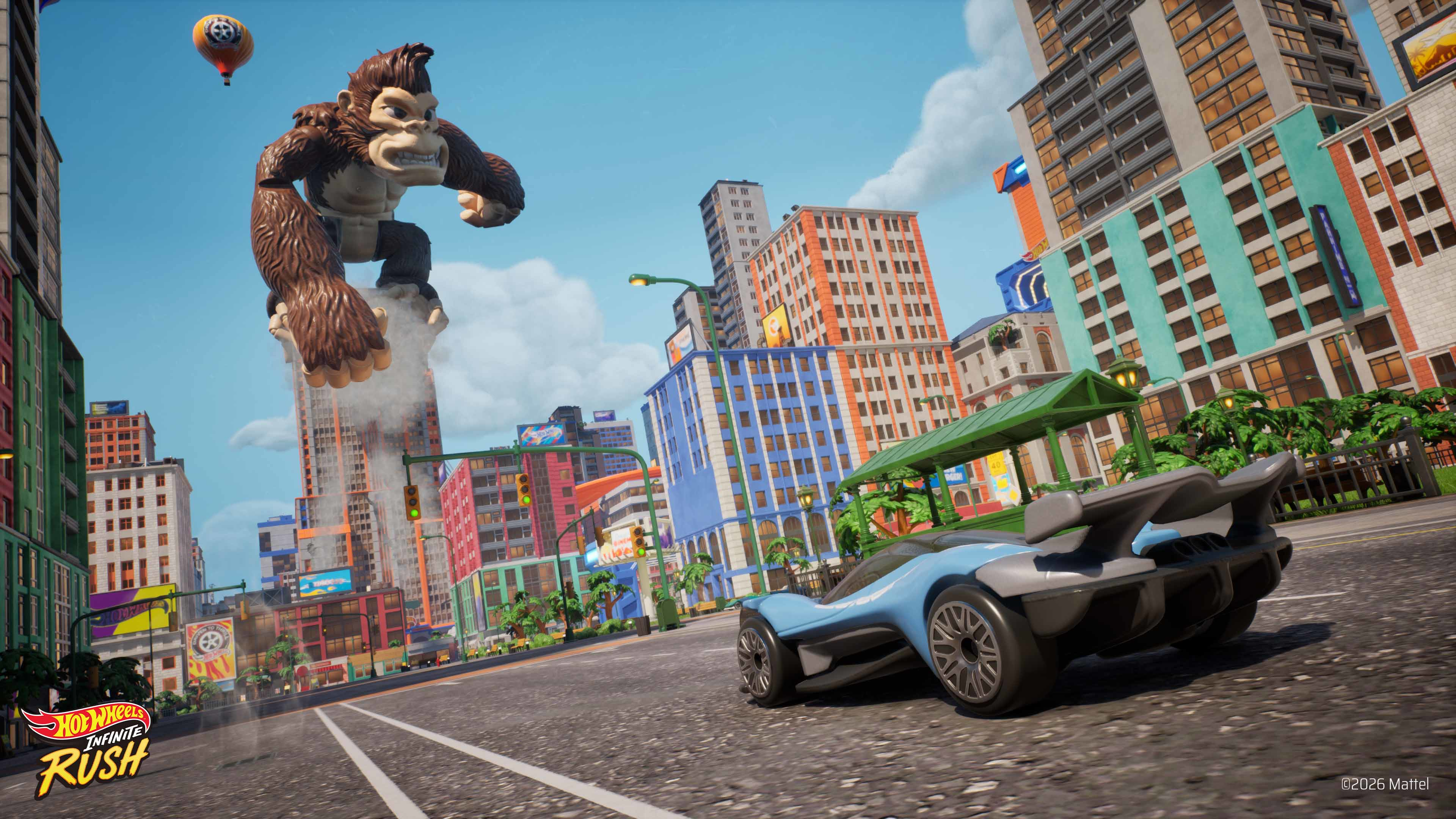 Ein riesiger Gorilla thront über einer Stadt, neben einem blauen Rennwagen.