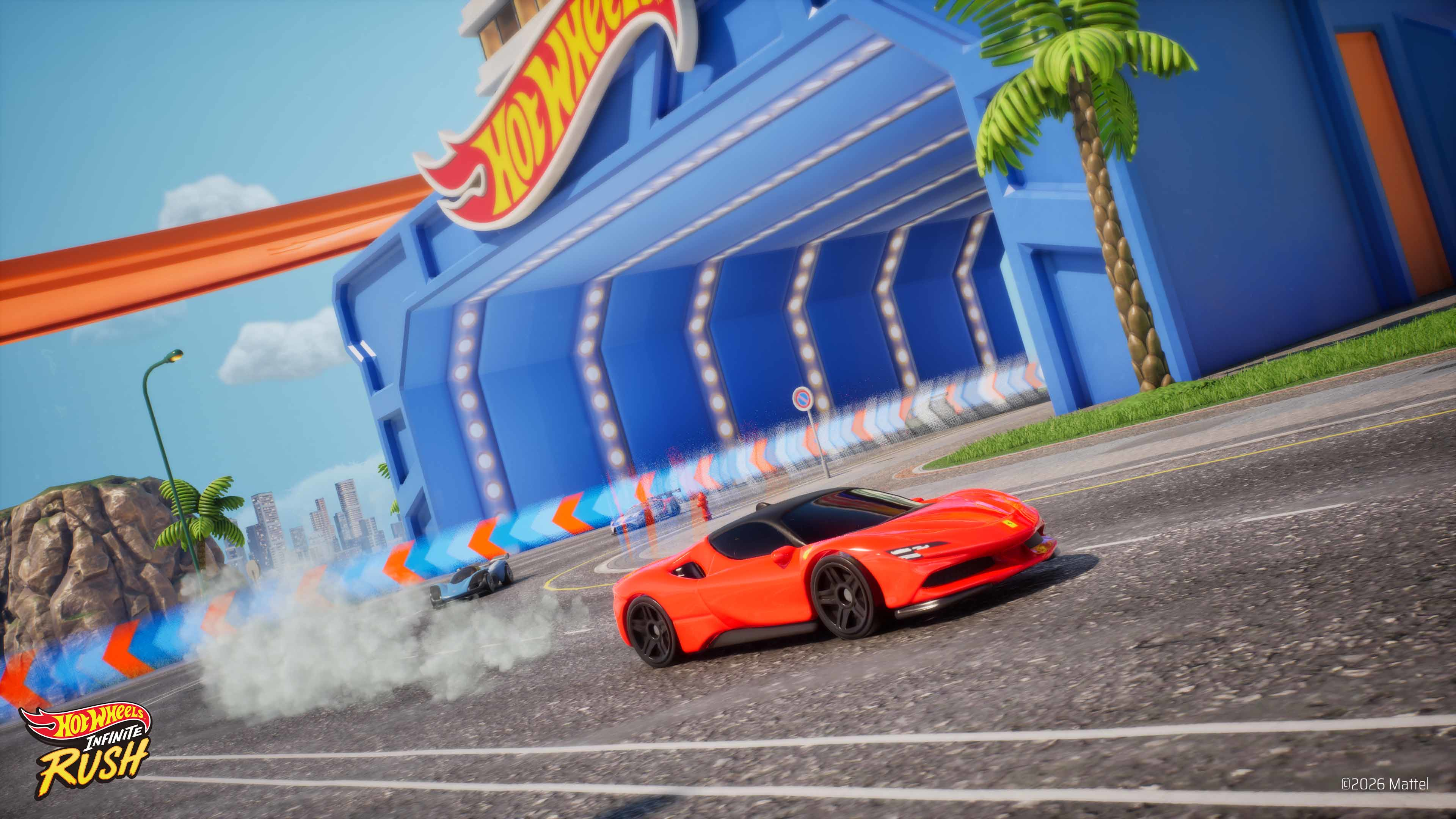 Ein rotes Hot Wheels Auto rast auf einer Rennstrecke, vorbei an blauen Gebäuden und Palmen.