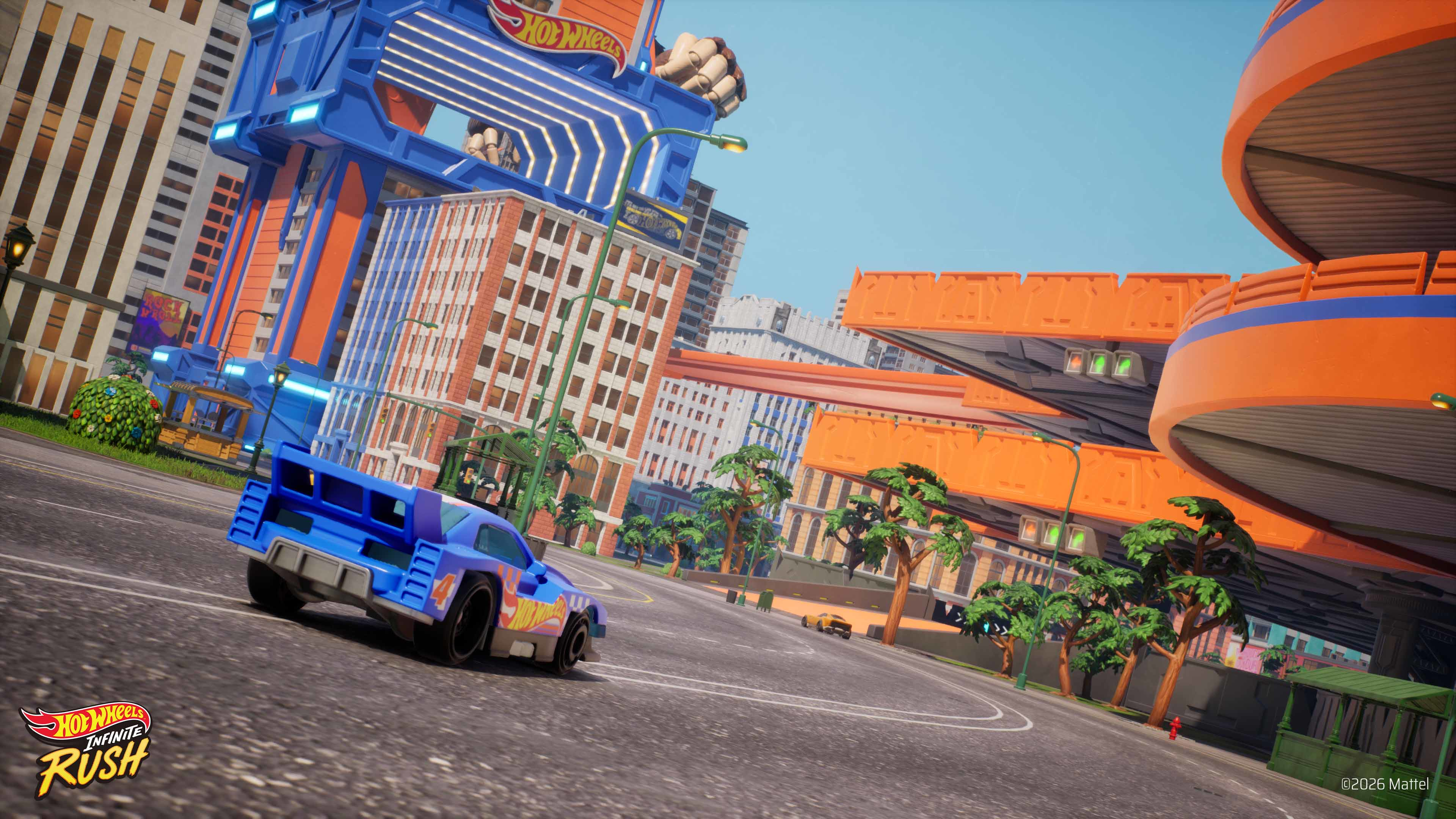 Ein blauer Hot-Wheels-Rennwagen fährt auf einer Stadtstrecke. Hohe Gebäude und Strecken sind im Hintergrund.