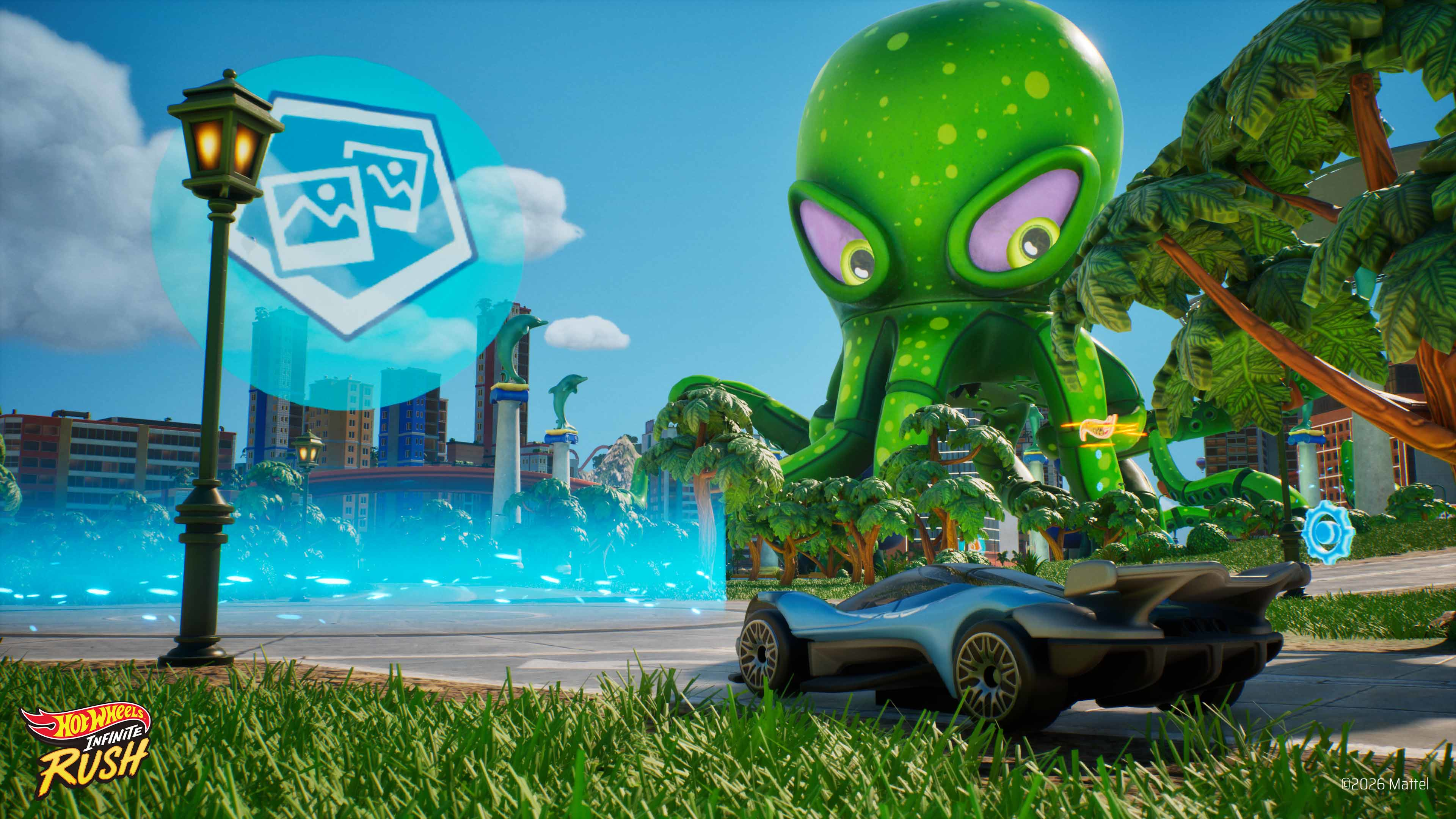 Ein blaues Rennauto steht vor einem riesigen grünen Alien-Oktopus in einer Stadt.