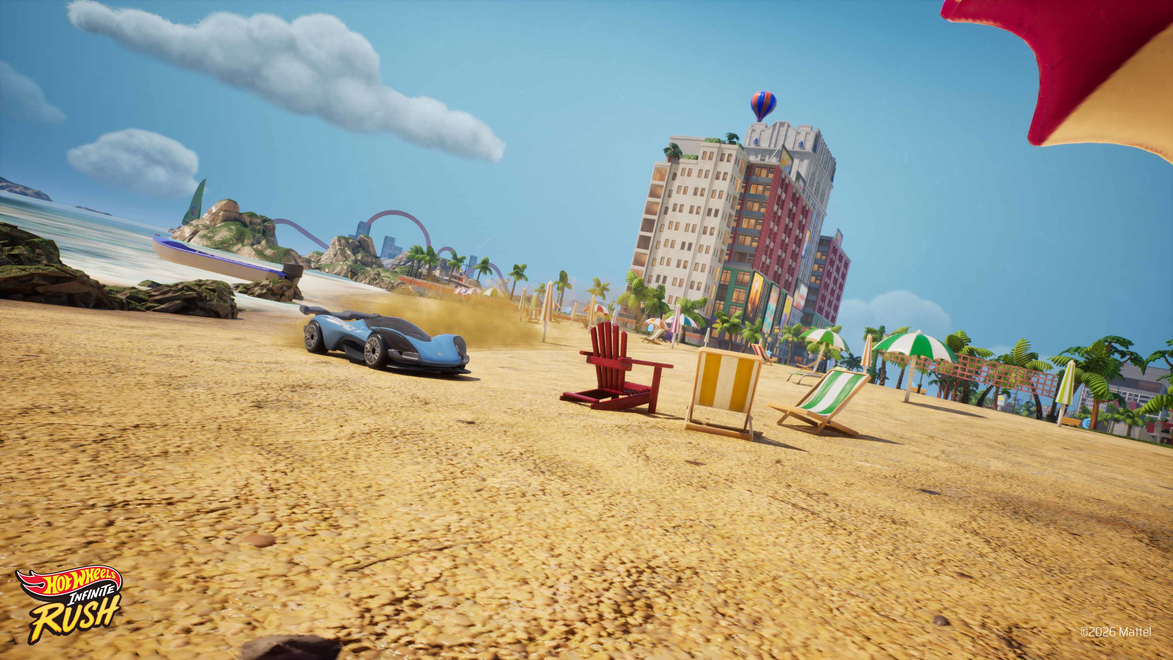 Ein blaues Rennauto fährt auf einem Sandstrand, ein Hochhaus und Palmen im Hintergrund.