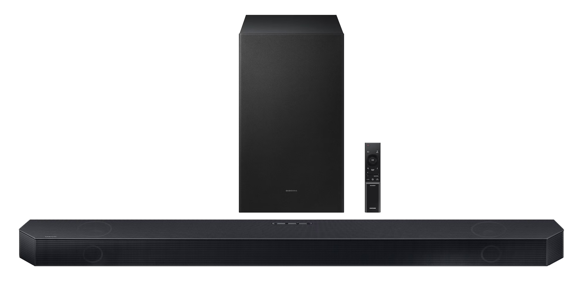 Czarny soundbar, subwoofer i pilot na białym tle.