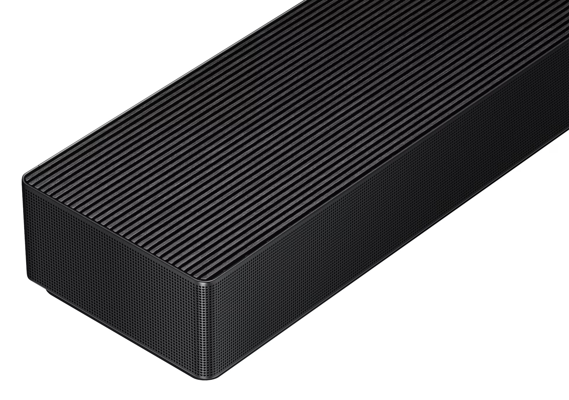 Czarny soundbar głośnikowy z prążkowanym blatem i perforowanymi bokami.