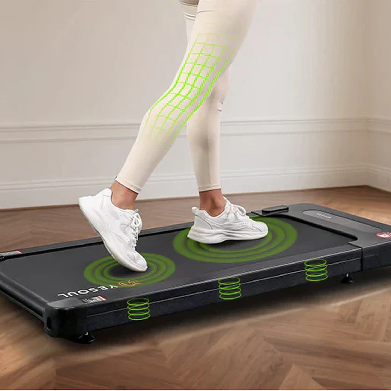 Persona che cammina su un tapis roulant nero con sovrapposizioni grafiche verdi.
