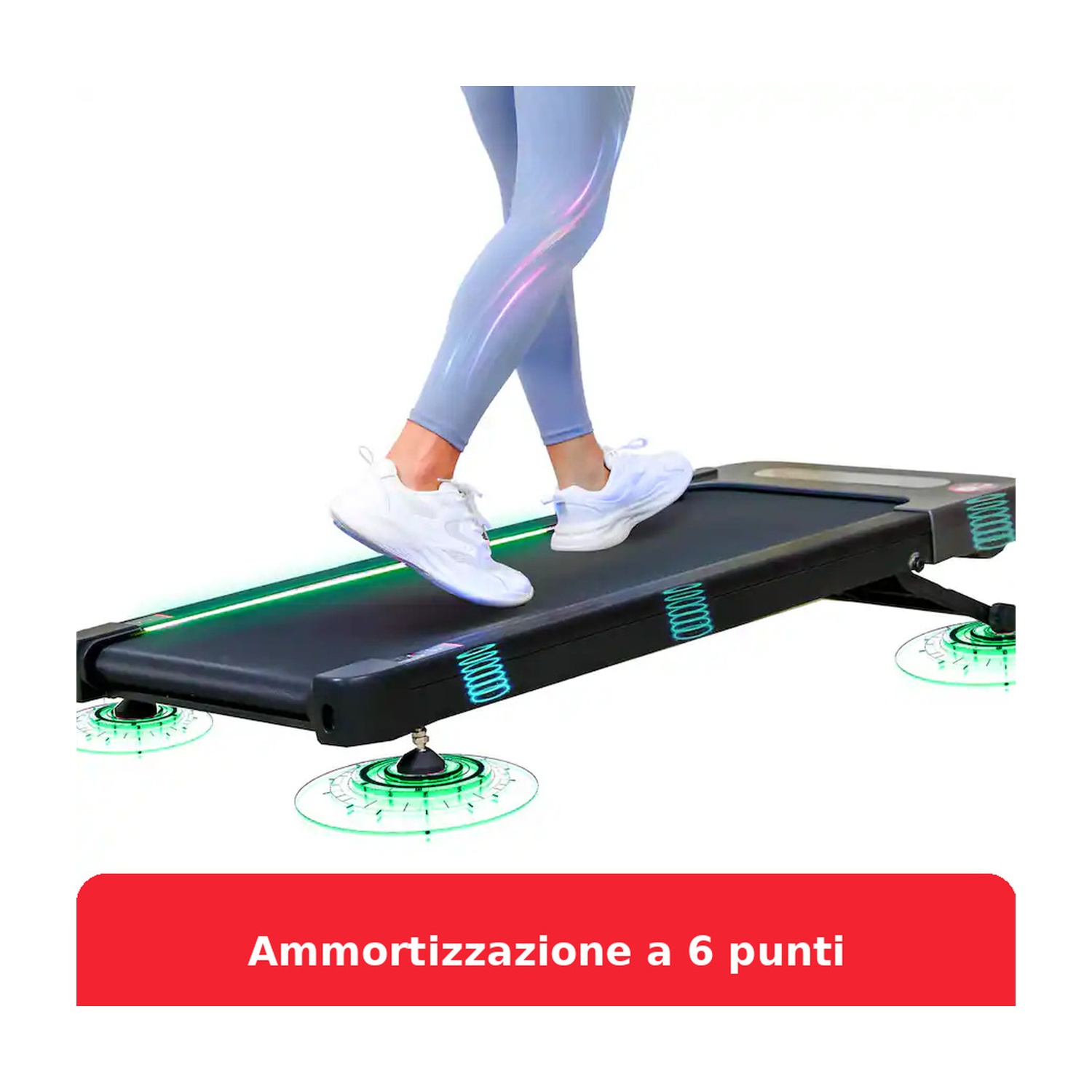 Persona cammina su tapis roulant nero con luci verdi. Scarpe bianche e leggings blu.