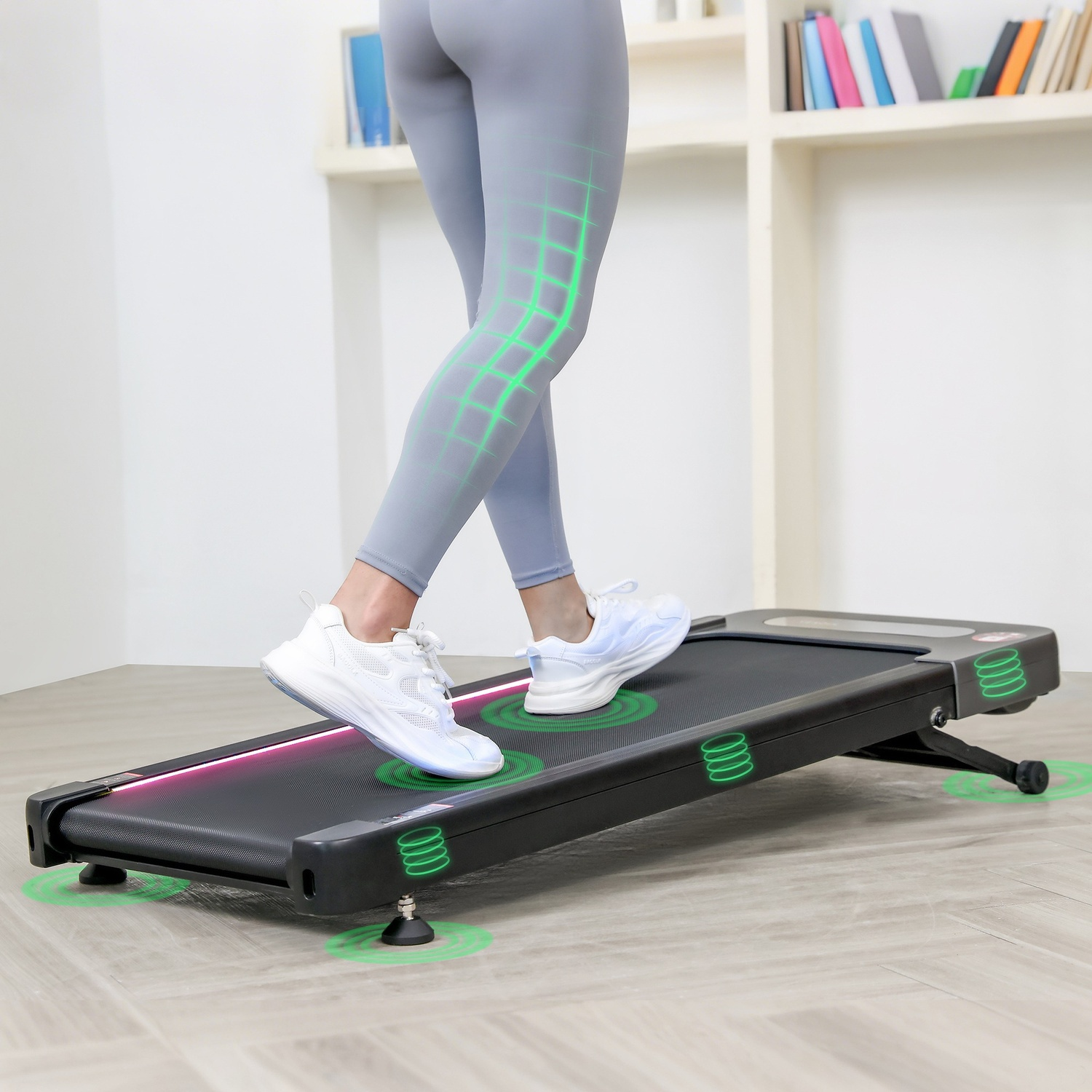 Una persona in leggings grigi e scarpe da ginnastica bianche cammina su un tapis roulant con icone di onde d'urto verdi.