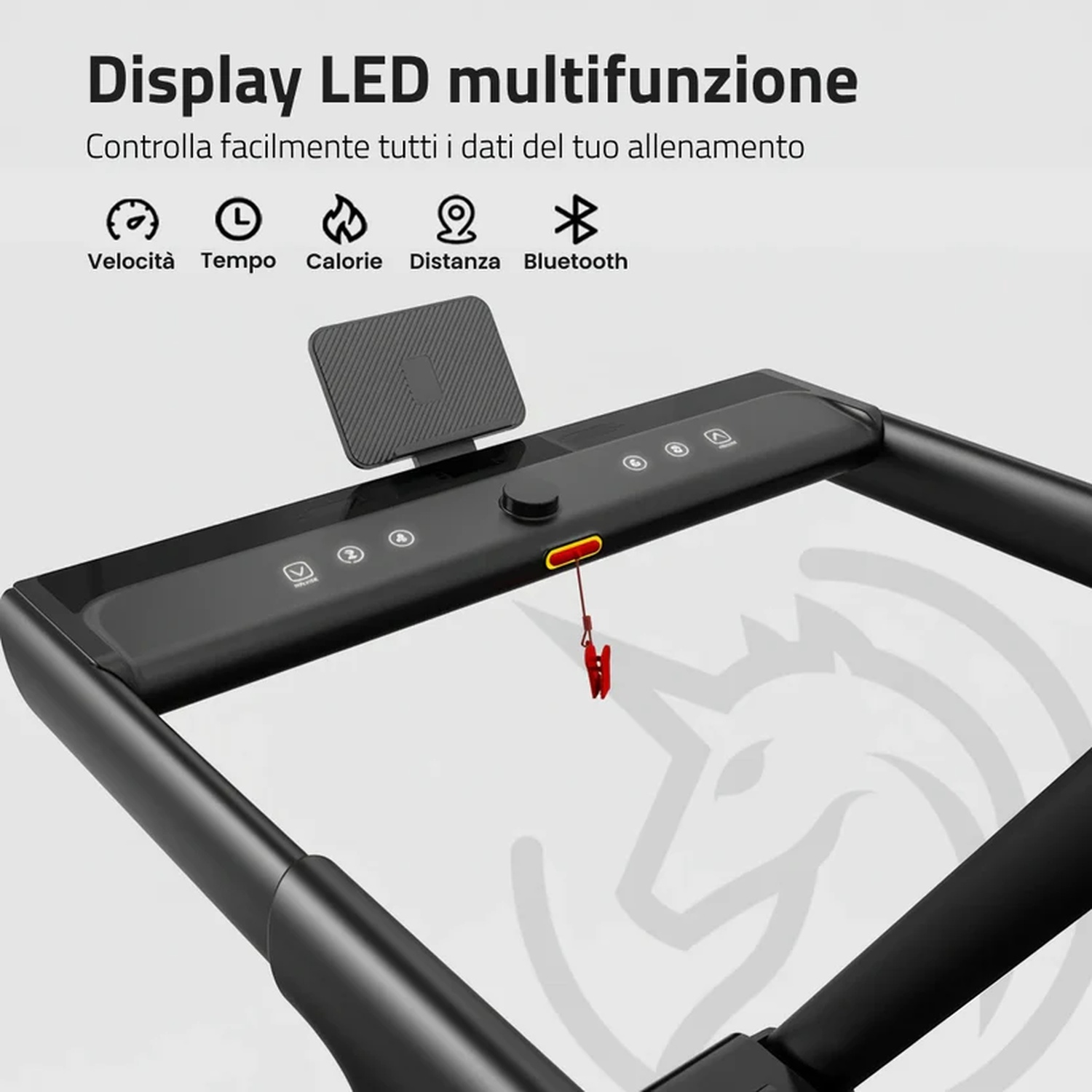 Tapis roulant nero con display che mostra velocità, tempo, calorie, distanza e Bluetooth.