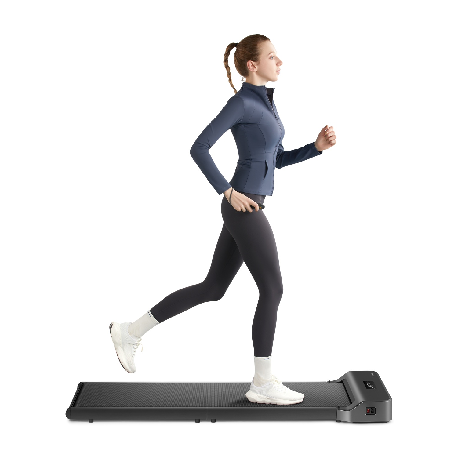 Una donna in abbigliamento sportivo corre su un tapis roulant su sfondo bianco.