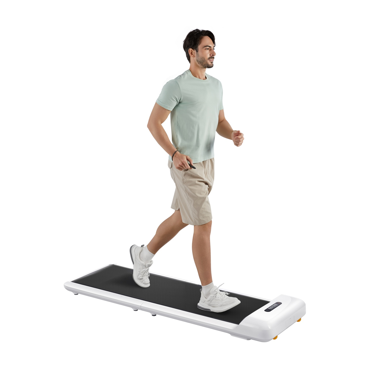 Un uomo corre su un tapis roulant bianco con nastro nero.