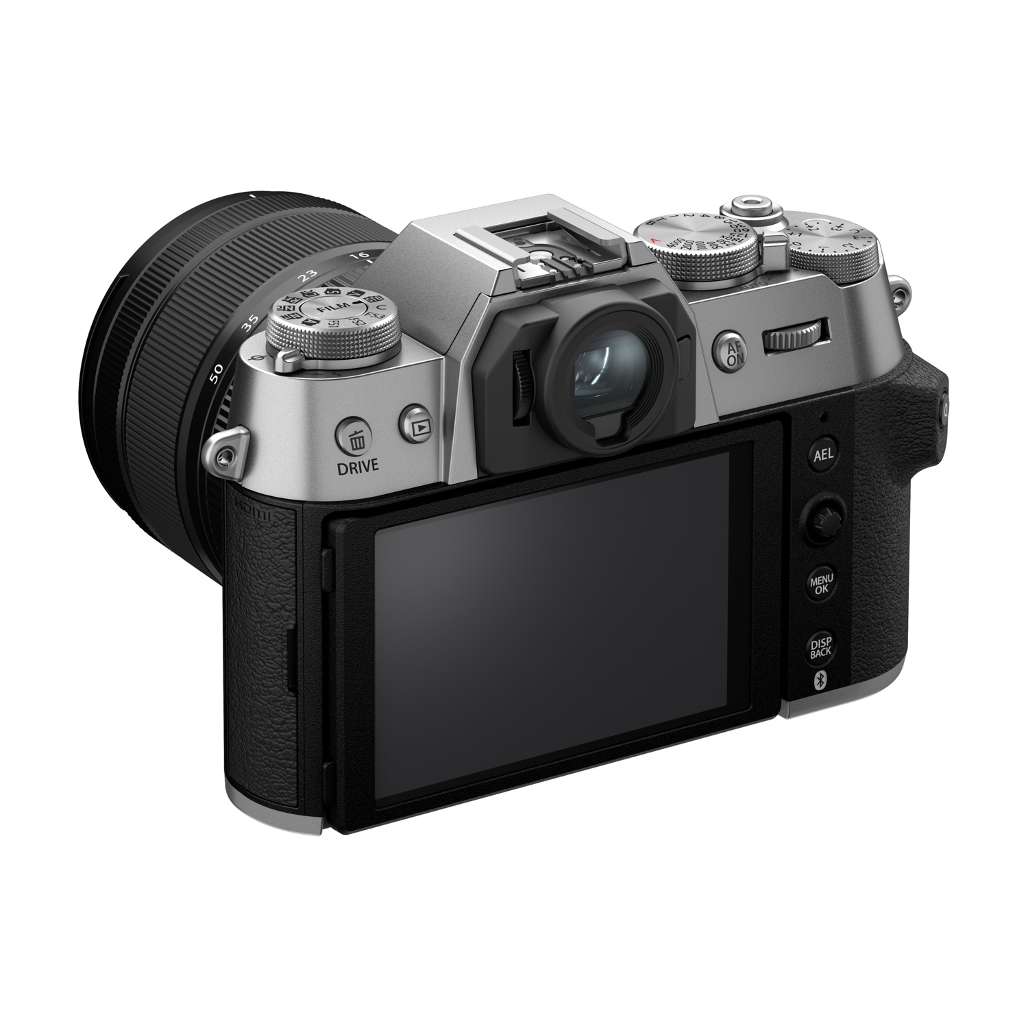 Fotocamera argento con obiettivo, schermo articolato e ghiere di controllo su sfondo bianco.