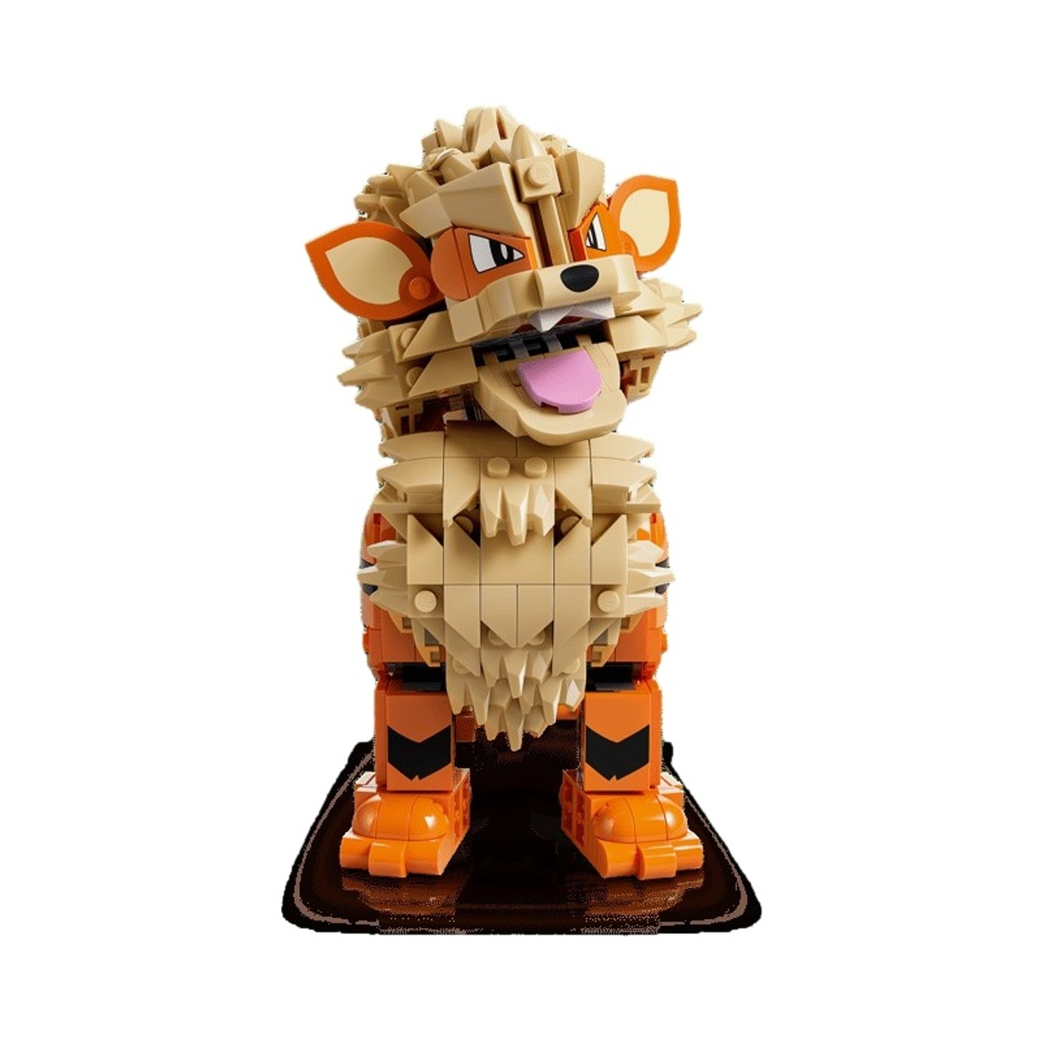 Un modello Lego di volpe, fatto di mattoncini arancioni e marrone chiaro, sta su una base nera.