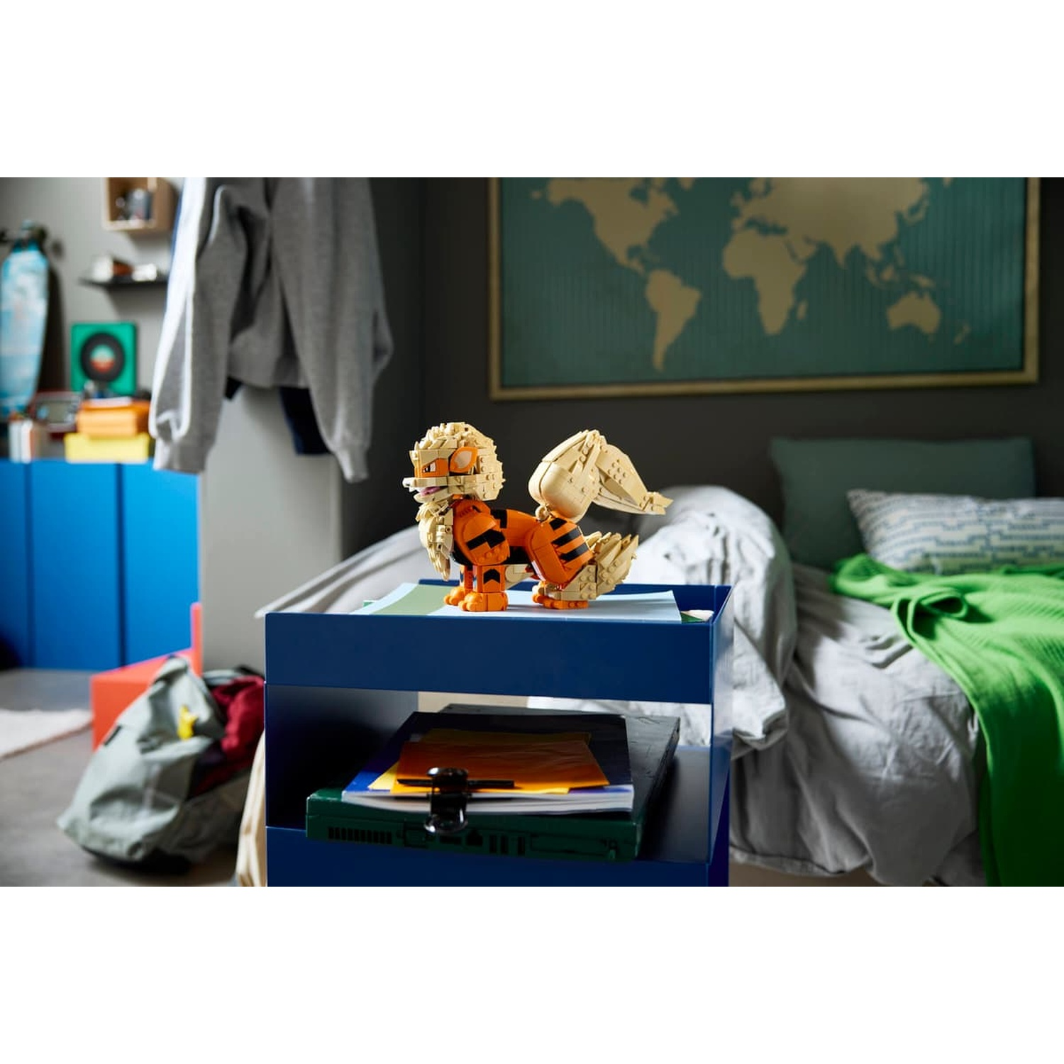Modello Lego Arcanine su uno scaffale blu in una camera da letto con mappa del mondo.