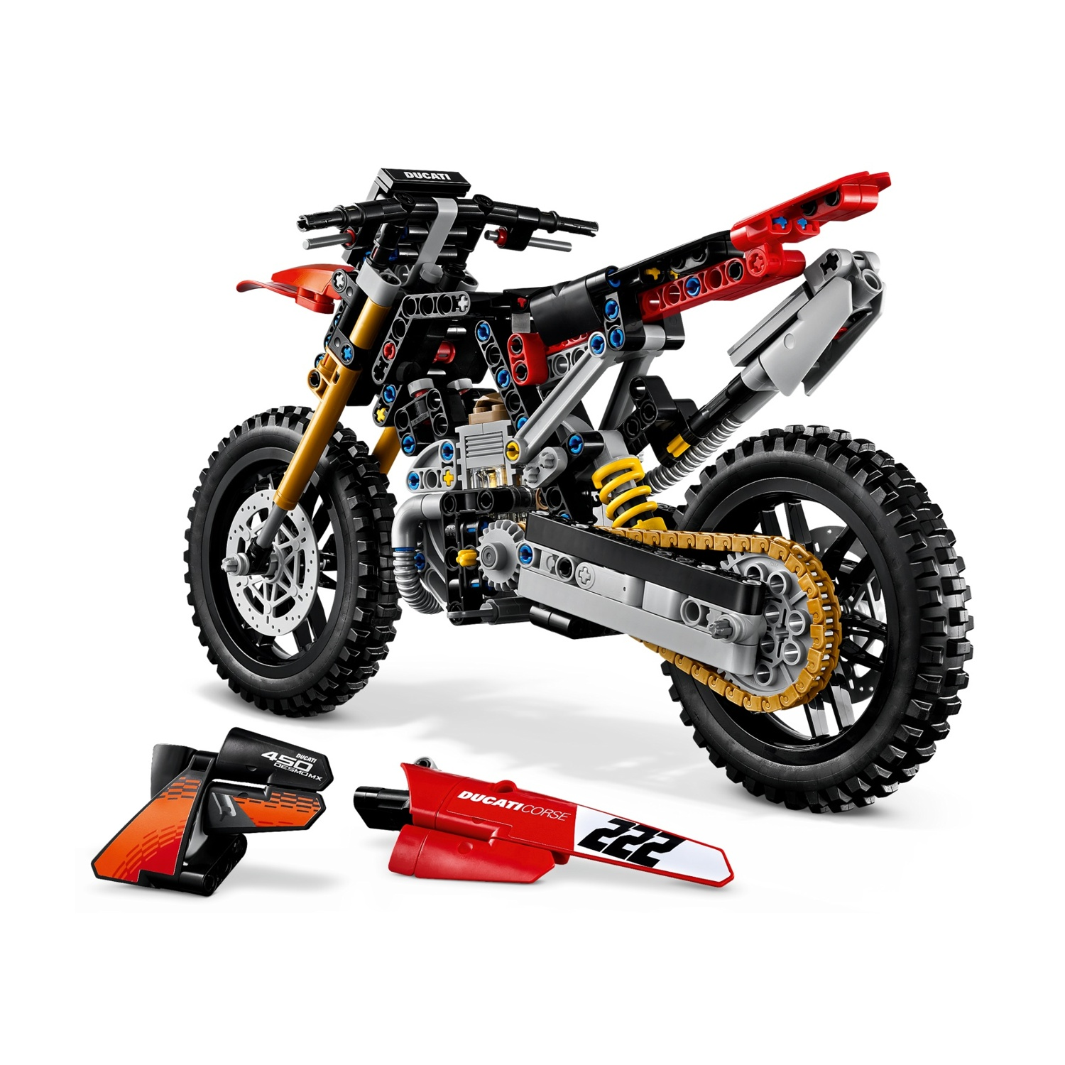 Un modello di moto Lego con parti rosse e nere, con accessori rossi e neri nelle vicinanze.