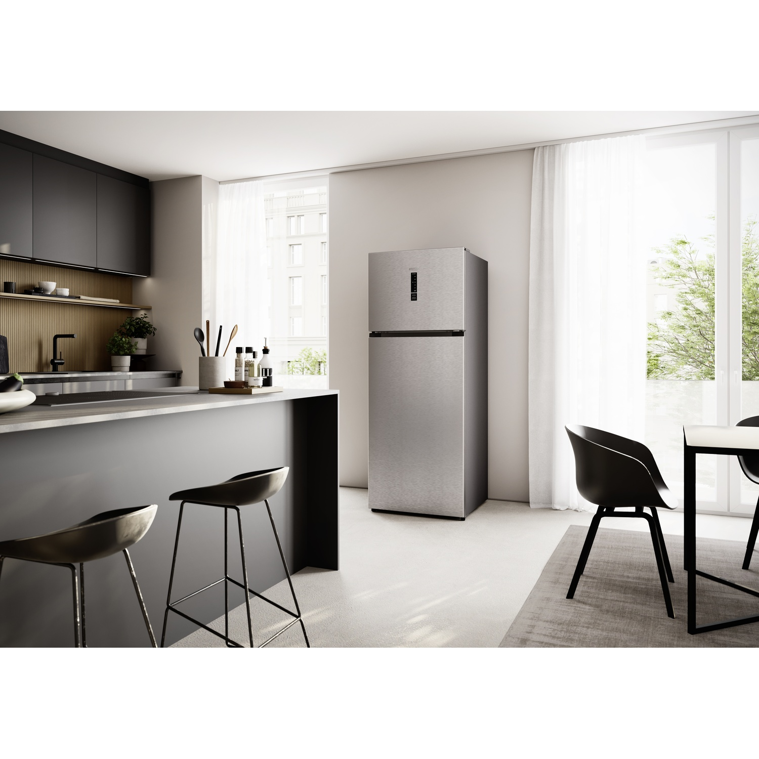 Cucina moderna con frigorifero argentato, bancone grigio, sgabelli e tavolo.