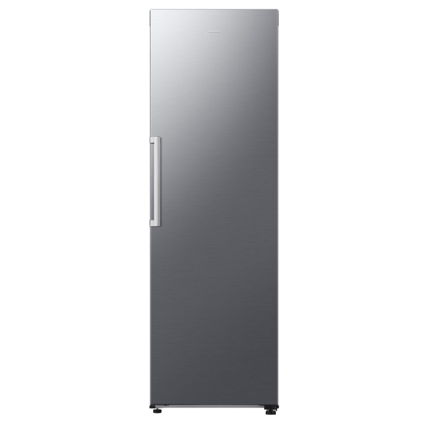 Un refrigerador alto y plateado con un asa vertical, sobre un fondo blanco.