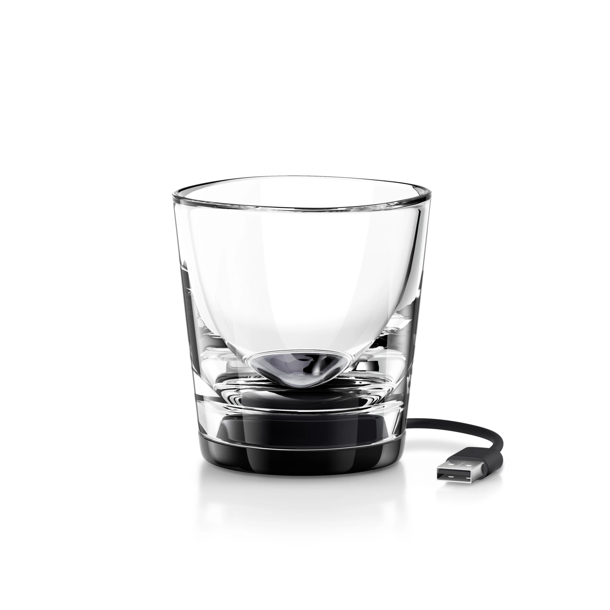Een glas met USB-aansluiting en zwart kabel op witte achtergrond.