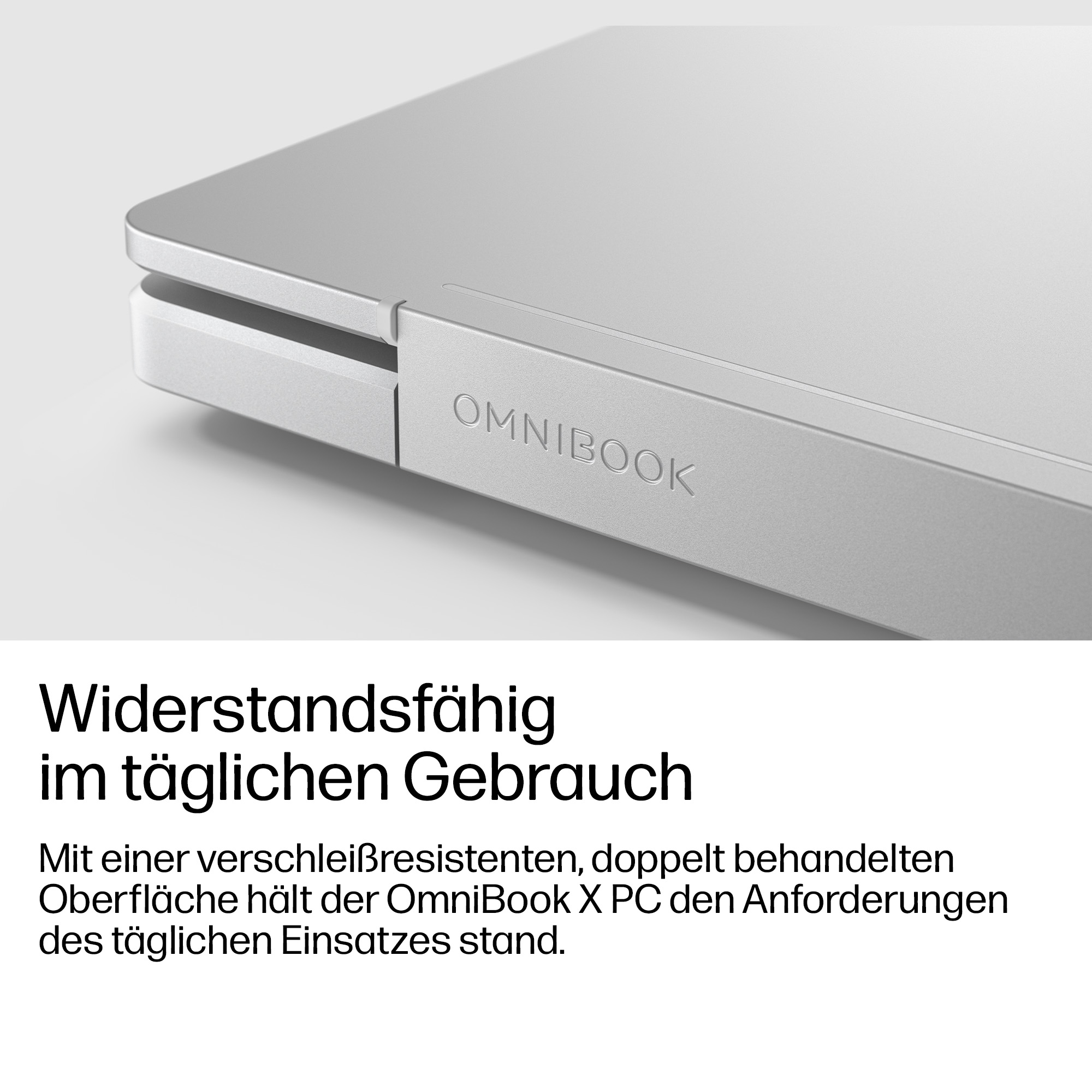 Nahaufnahme eines silbernen Laptops mit der Aufschrift "OMNIBOOK".