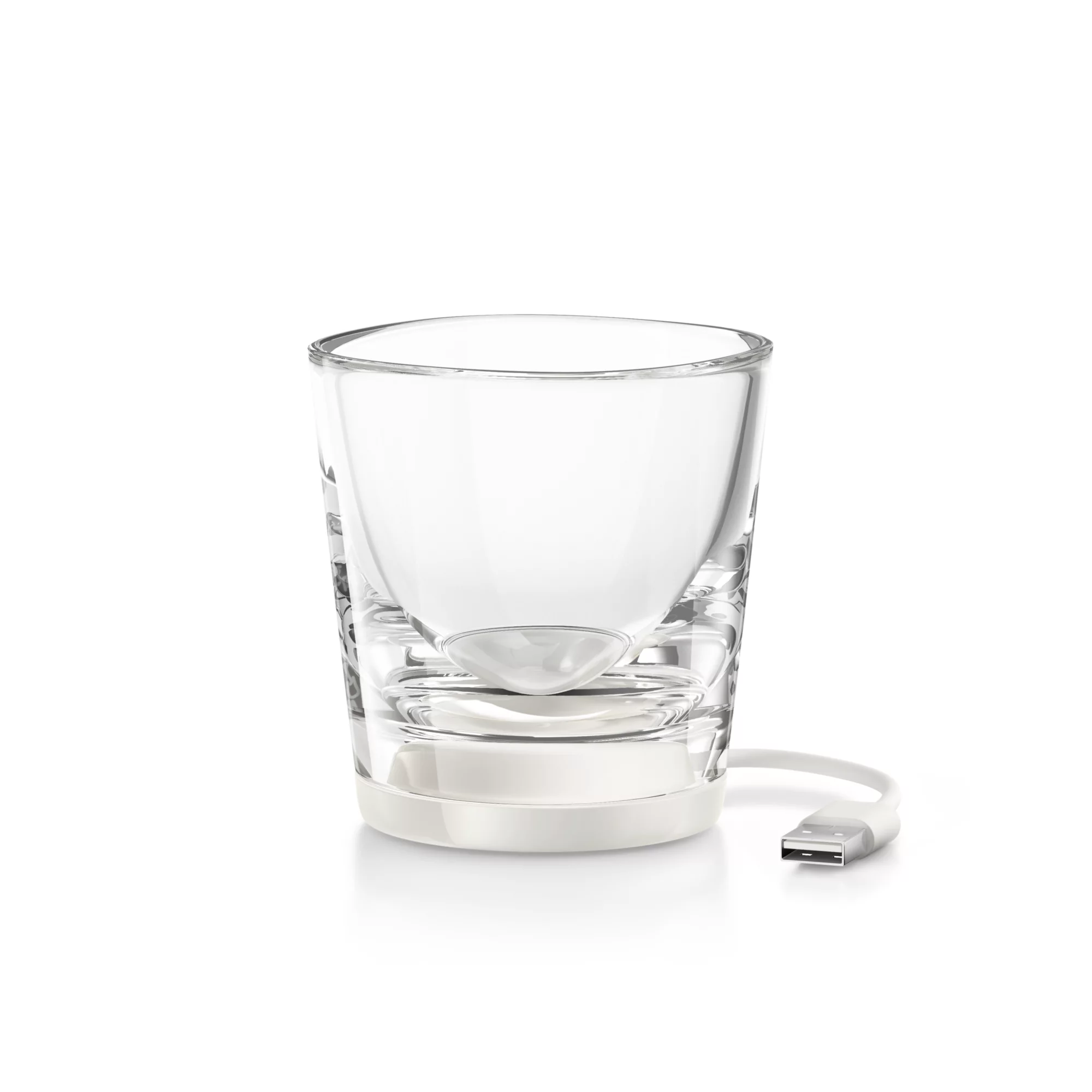 Ein durchsichtiger Glasbecher mit USB-Kabel auf weißem Hintergrund.