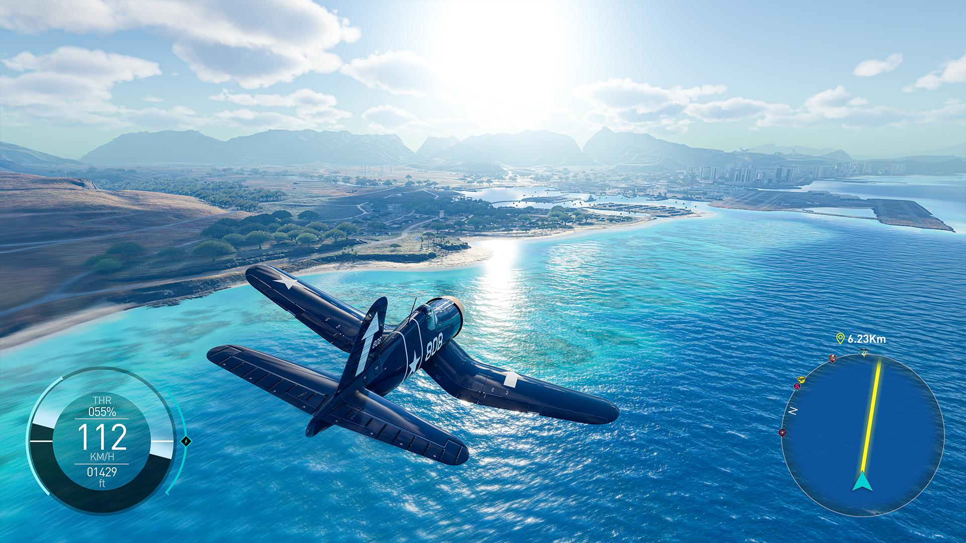 Ein dunkelblaues Flugzeug fliegt über dem Meer. Stadt und Berge im Hintergrund.