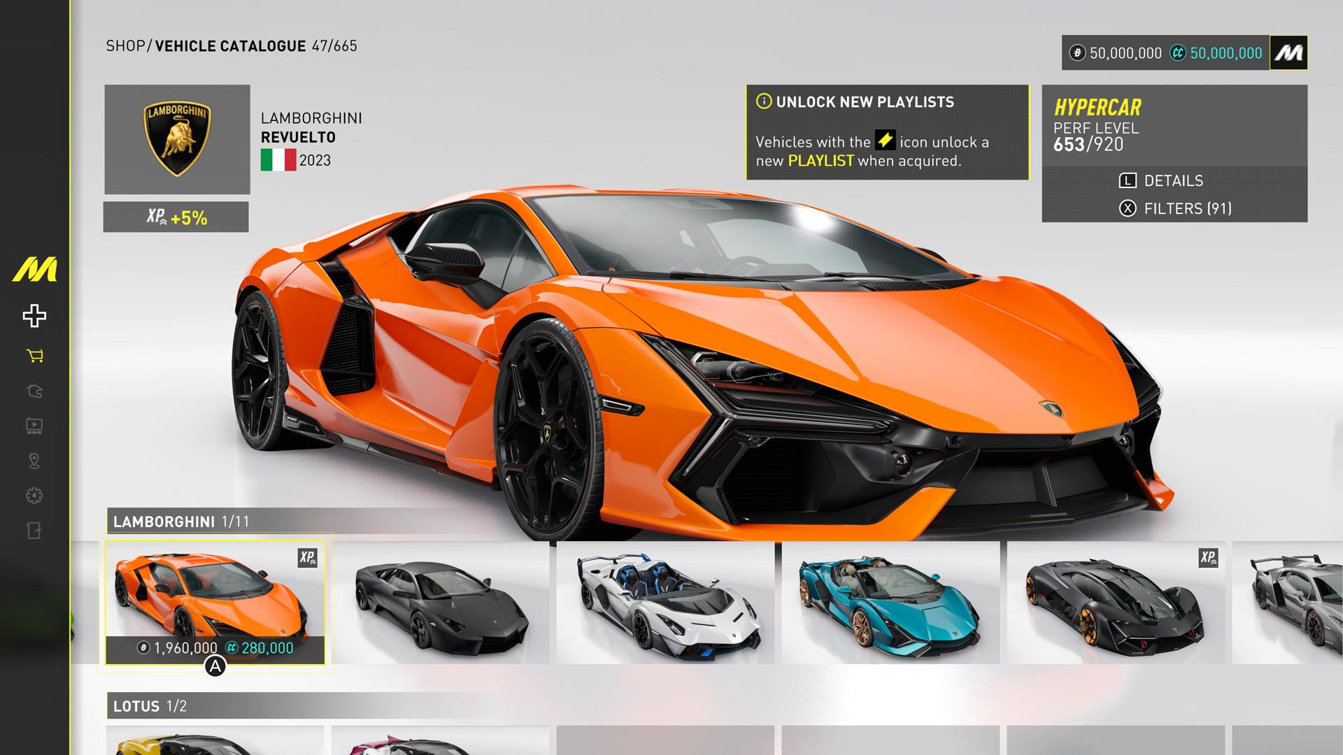 Oranger Lamborghini Revuelto in einem Autokatalog. Andere Autos gezeigt.