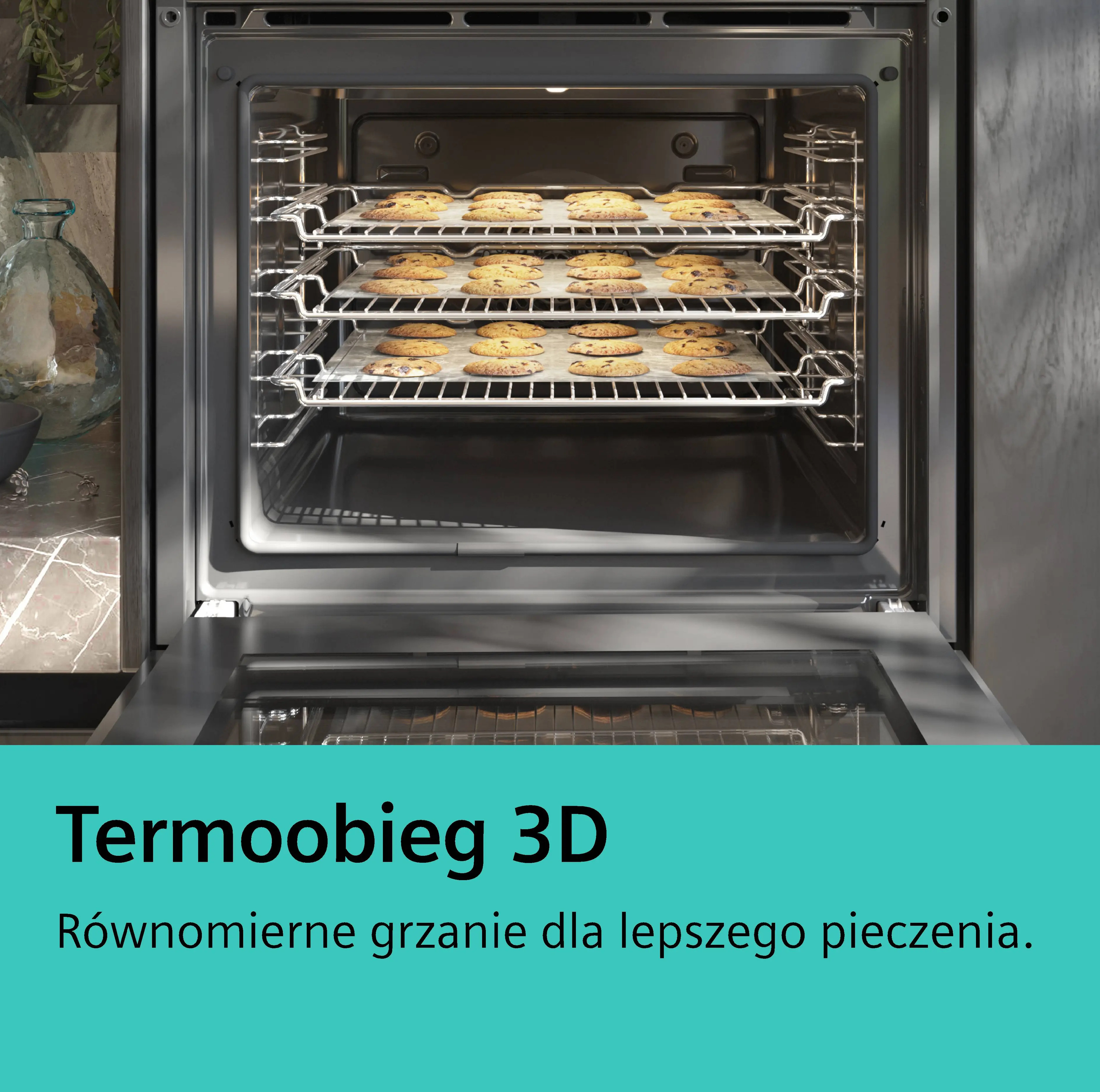 Piekarnik z trzema poziomami ciastek piekących się na papierze do pieczenia.