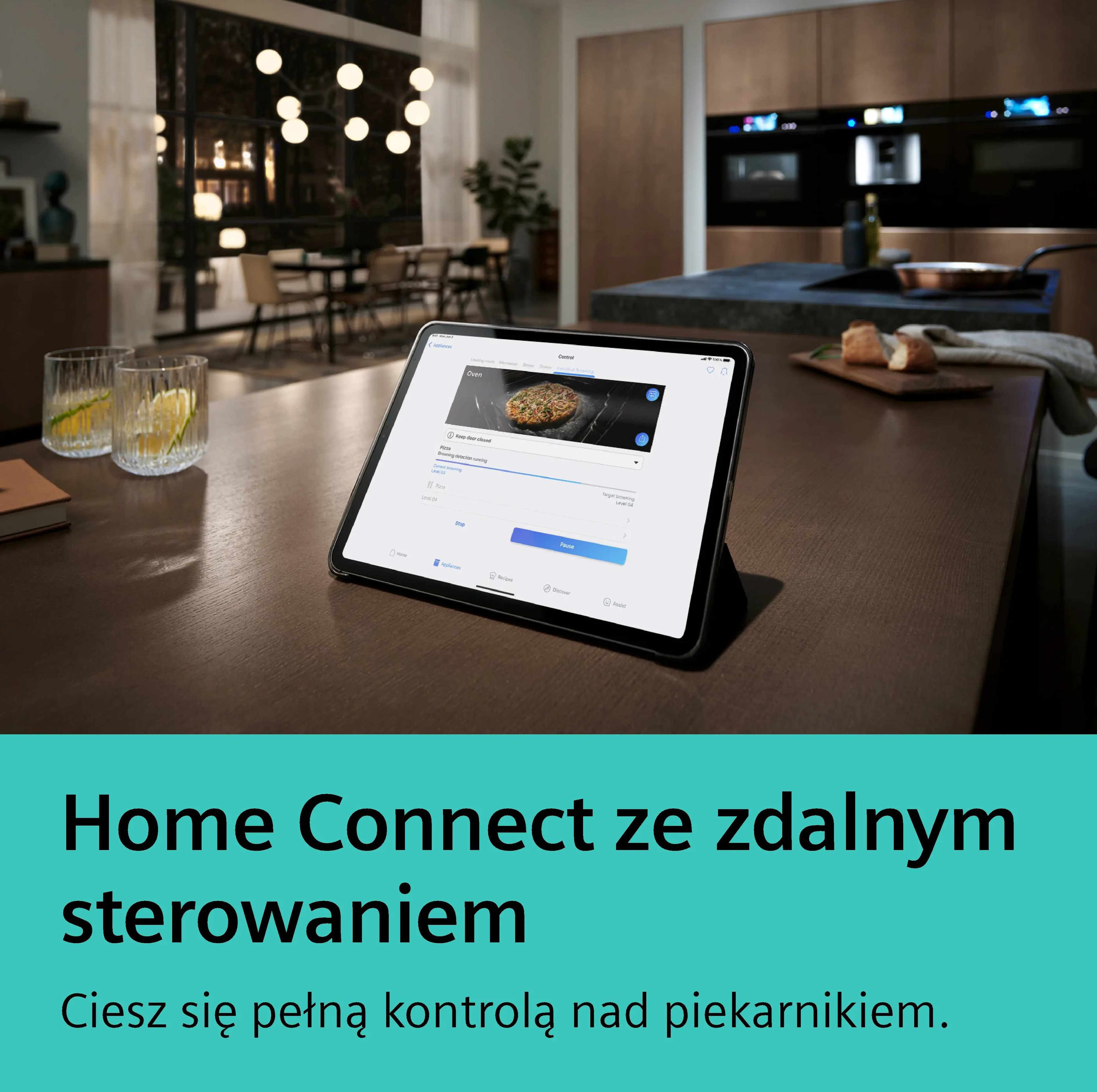 Tablet pokazuje piekarnik z pizzą, sterowany przez aplikację Home Connect.