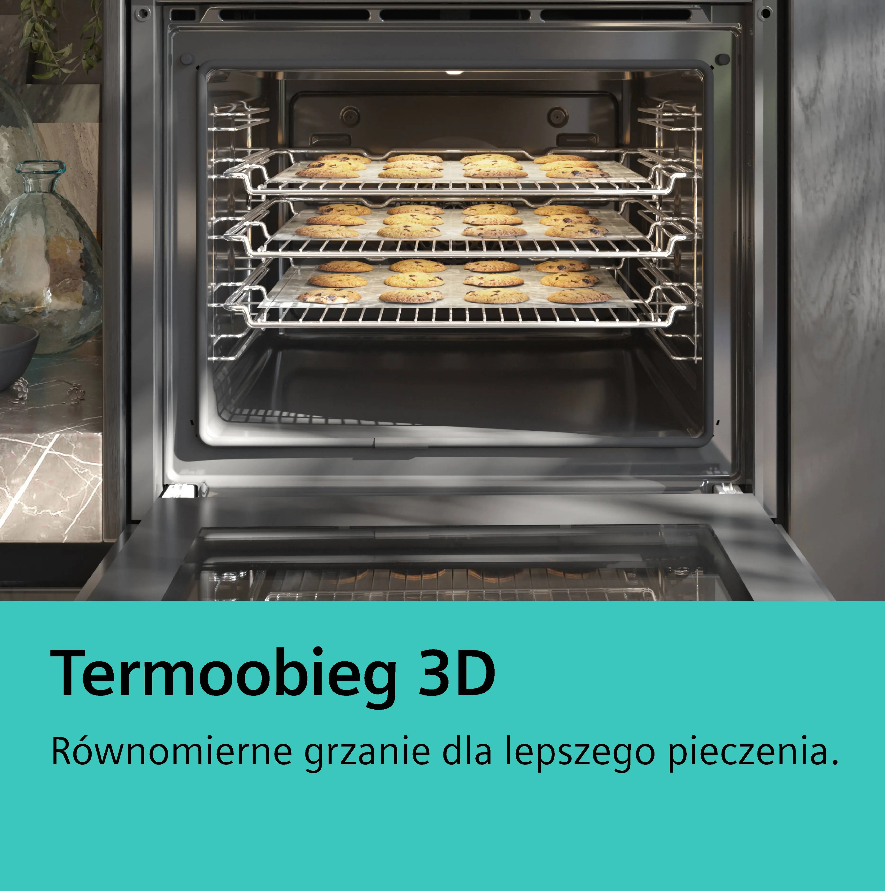 Piekarnik z trzema blachami świeżo upieczonych ciastek na papierze do pieczenia.
