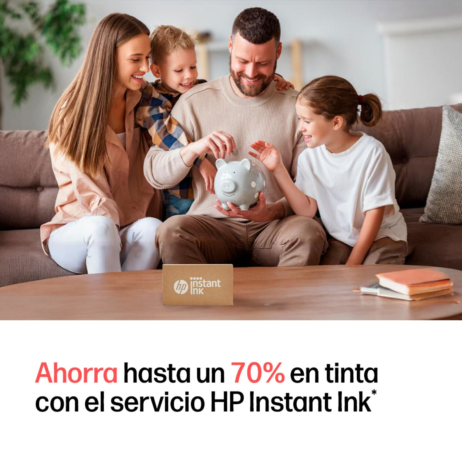 Una familia mete dinero en una hucha. Un paquete de HP Instant Ink está sobre la mesa.