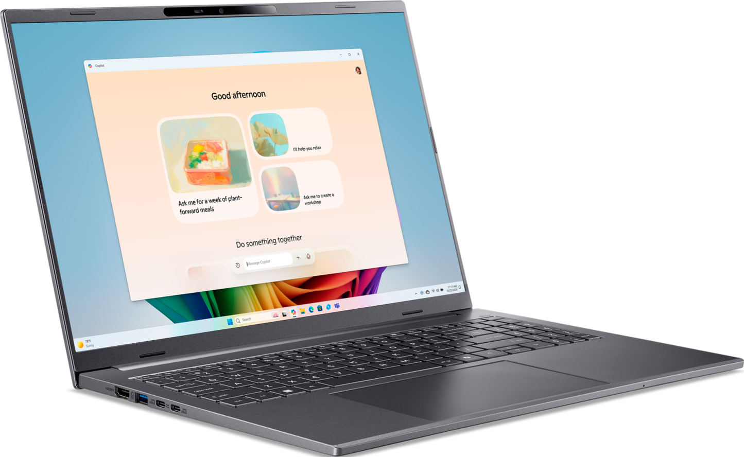 Ein grauer Laptop zeigt eine Copilot-Oberfläche mit Vorschlägen wie 