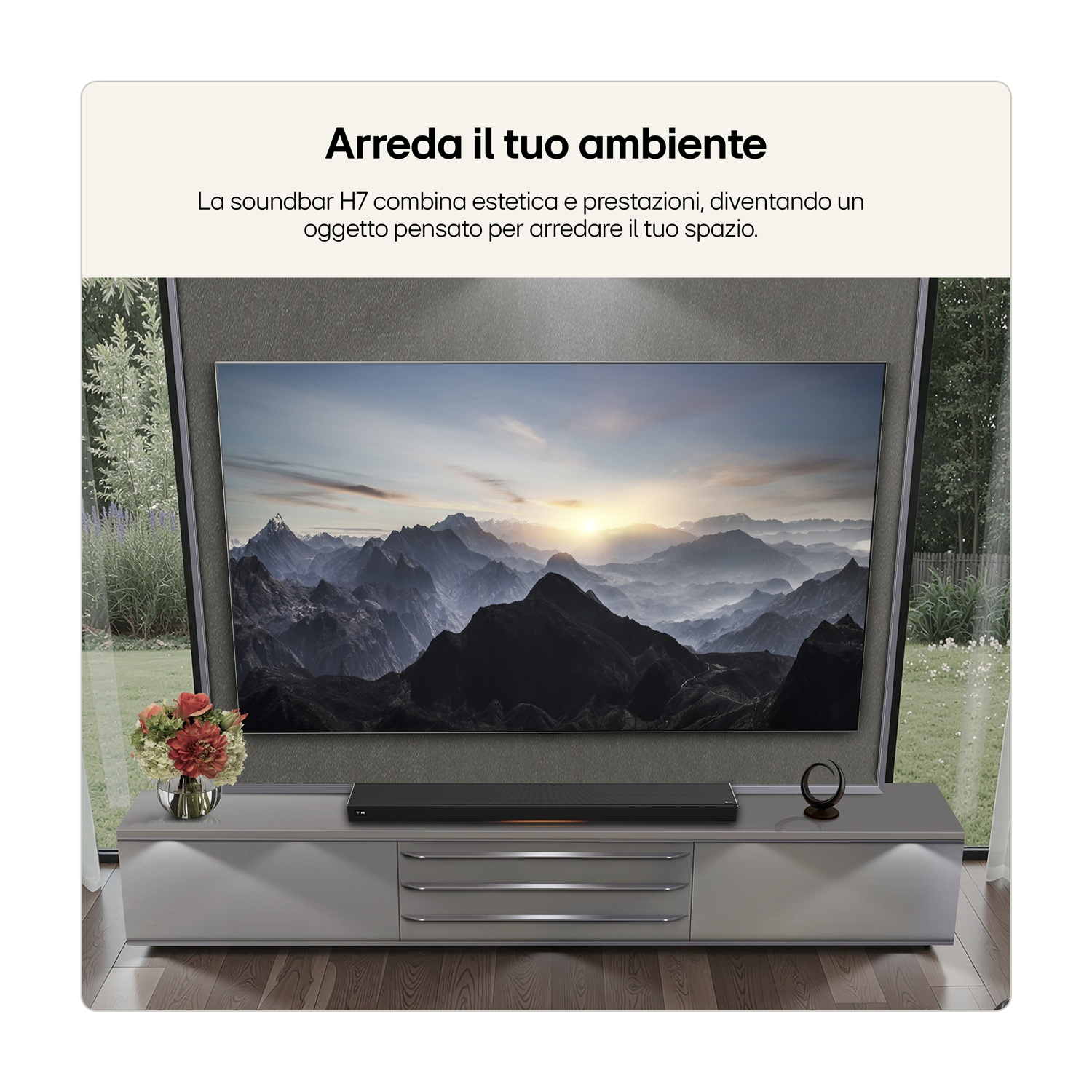 Un soggiorno moderno con TV, soundbar e fiori.