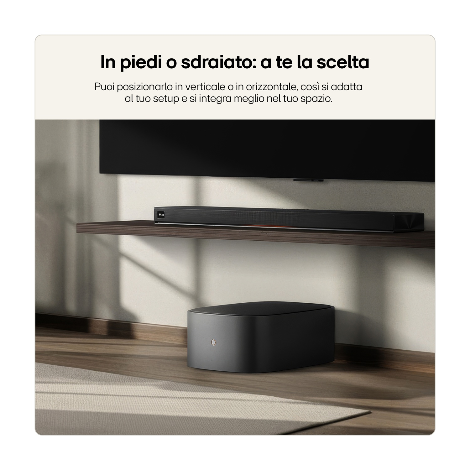Un subwoofer nero su un pavimento in legno accanto a una soundbar sotto una TV.