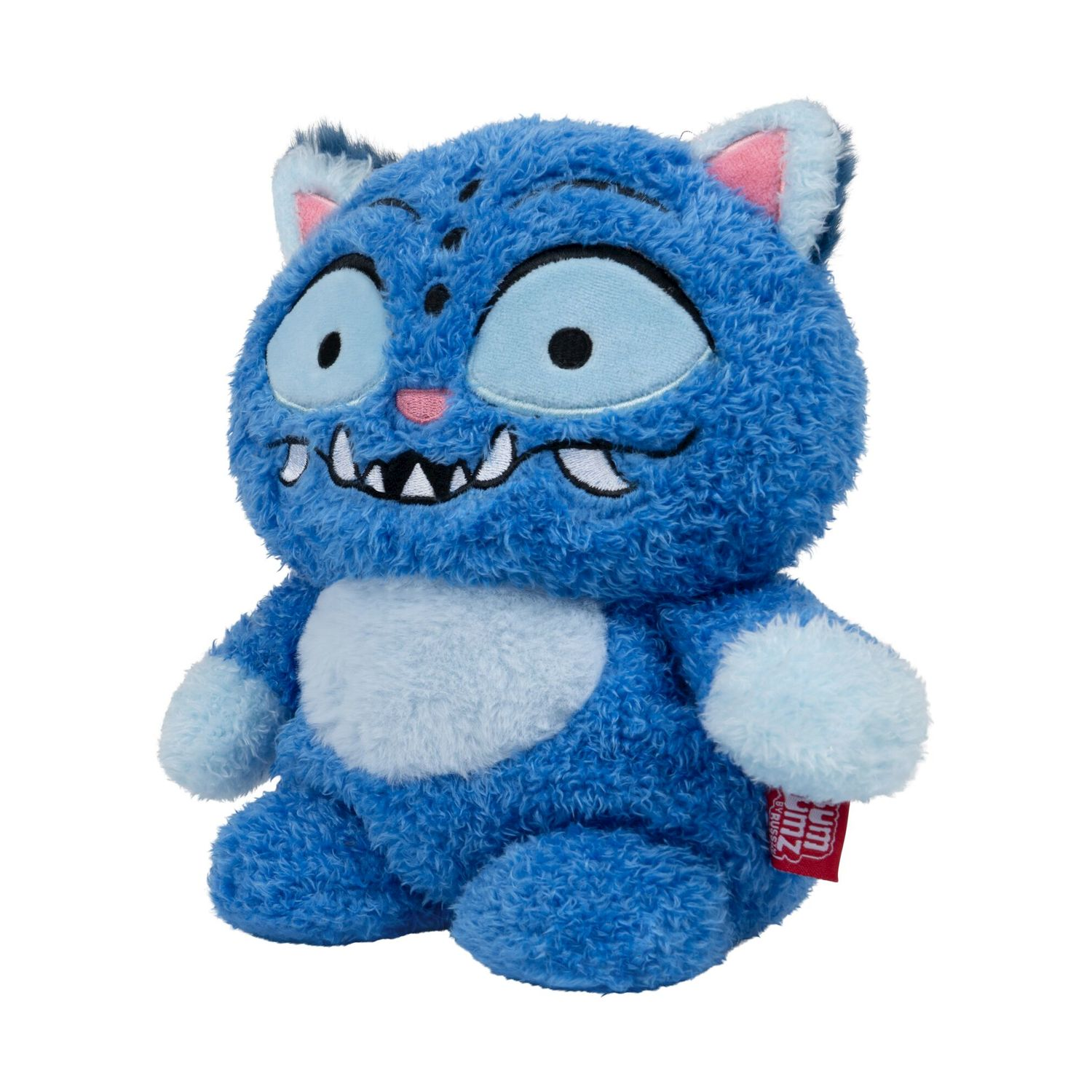 Un gatto blu di peluche con occhi grandi e denti aguzzi è seduto.