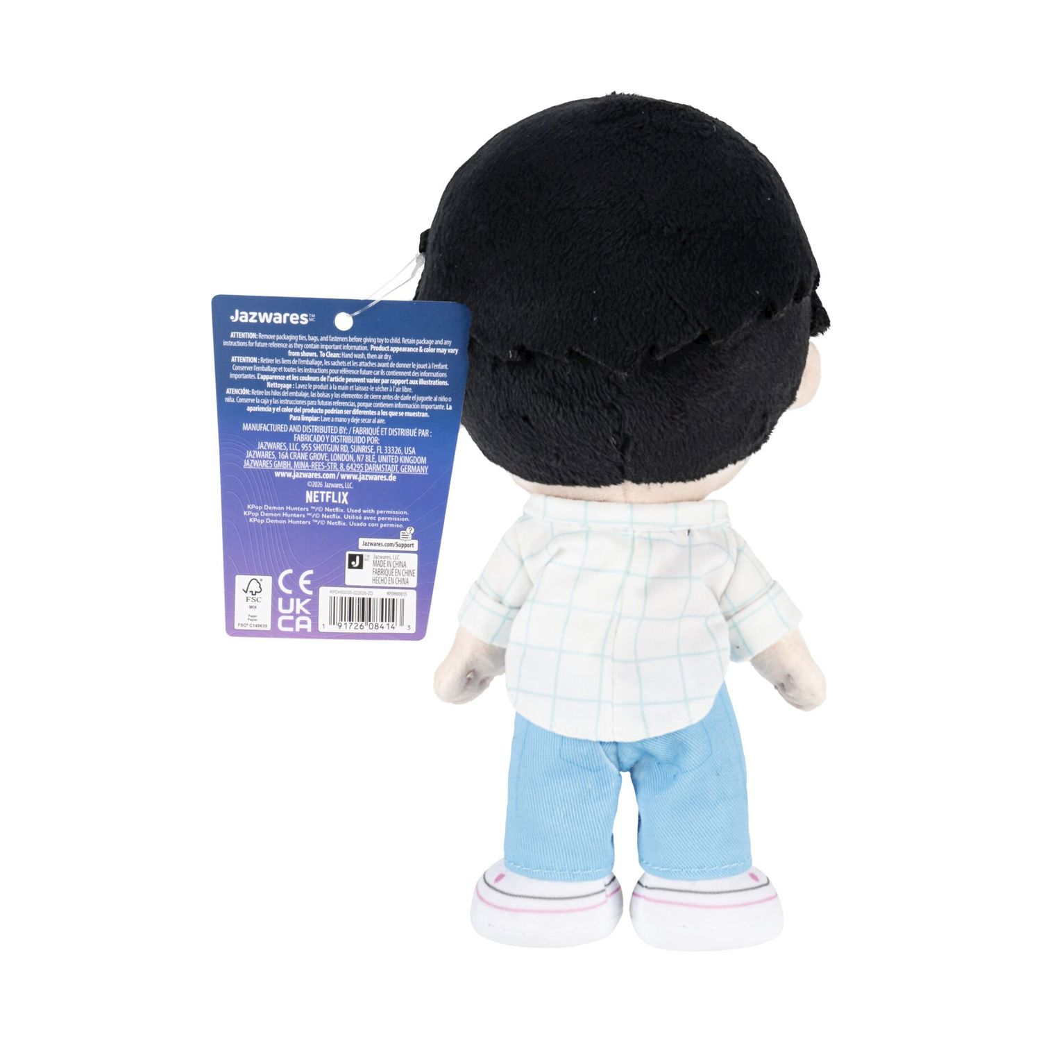 Peluche con capelli neri, camicia a quadri blu e pantaloni blu.