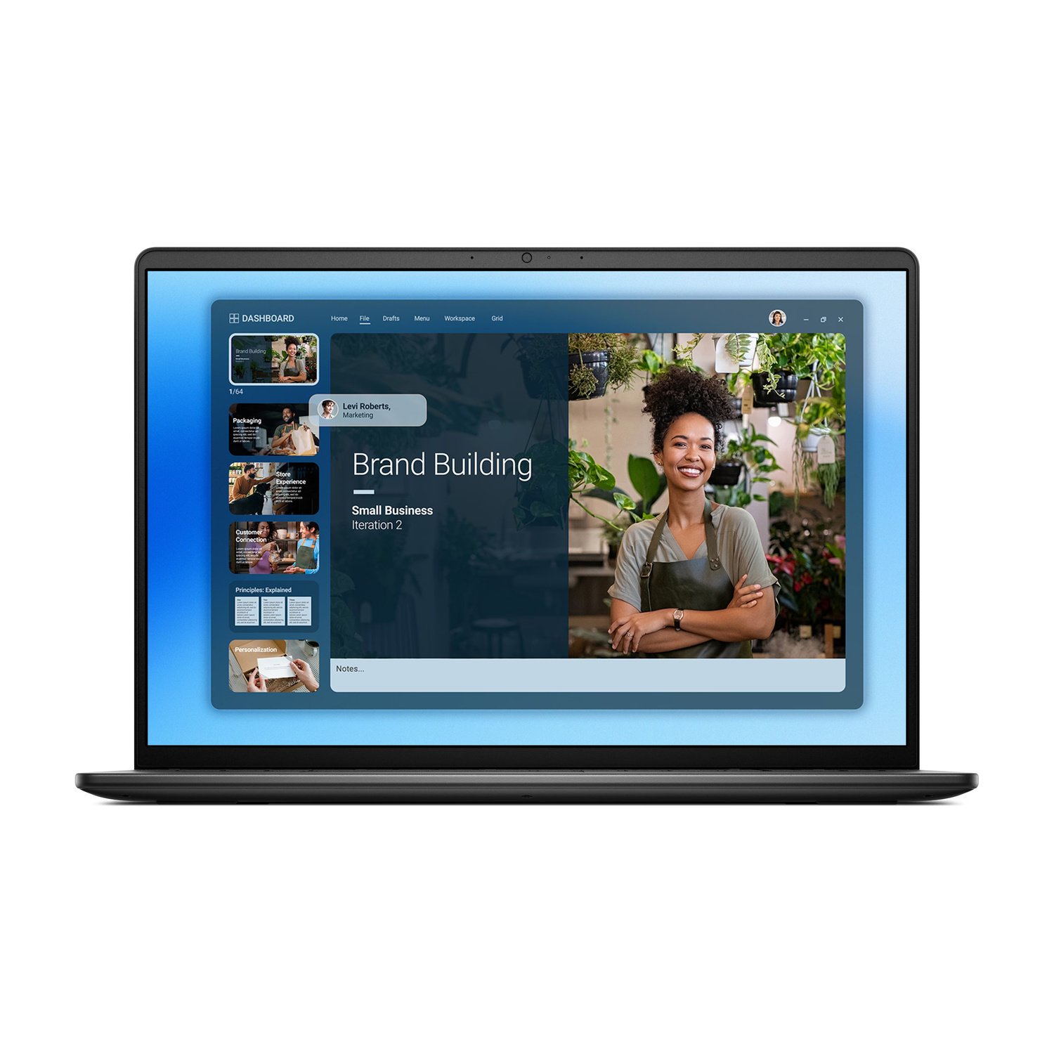 Un laptop mostra un'interfaccia dashboard con una donna sorridente e piante.