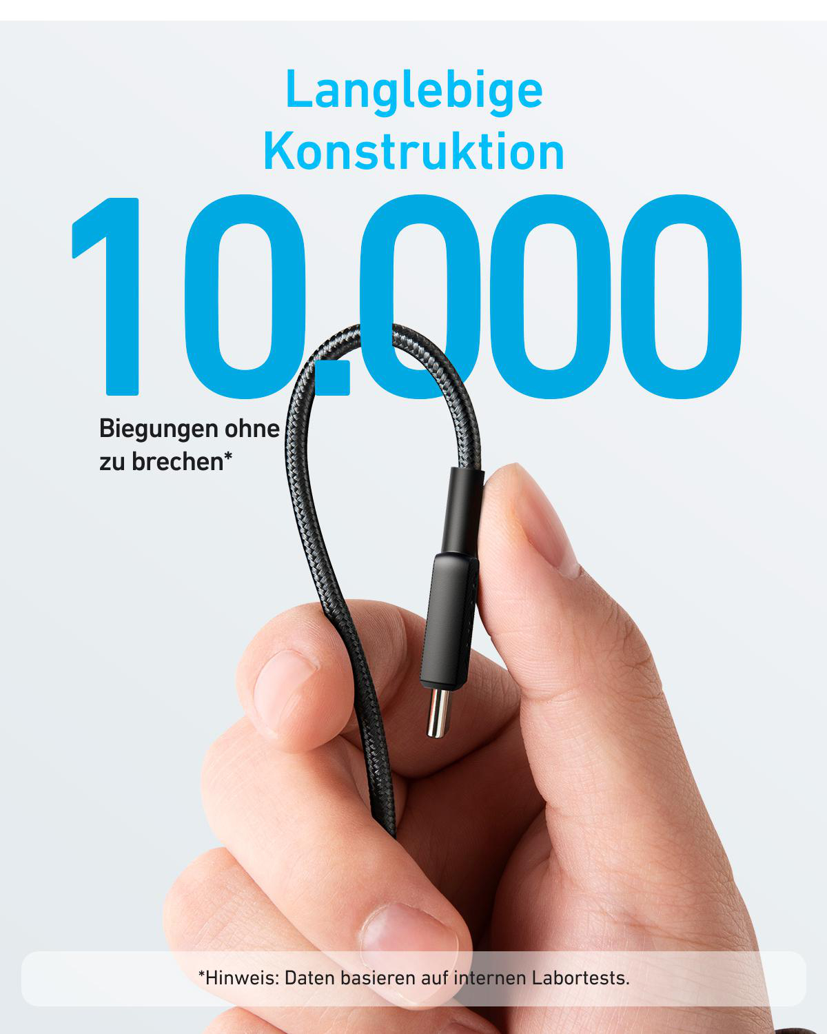 Eine Hand hält ein schwarzes Ladekabel mit der Aufschrift 10.000 Biegungen.