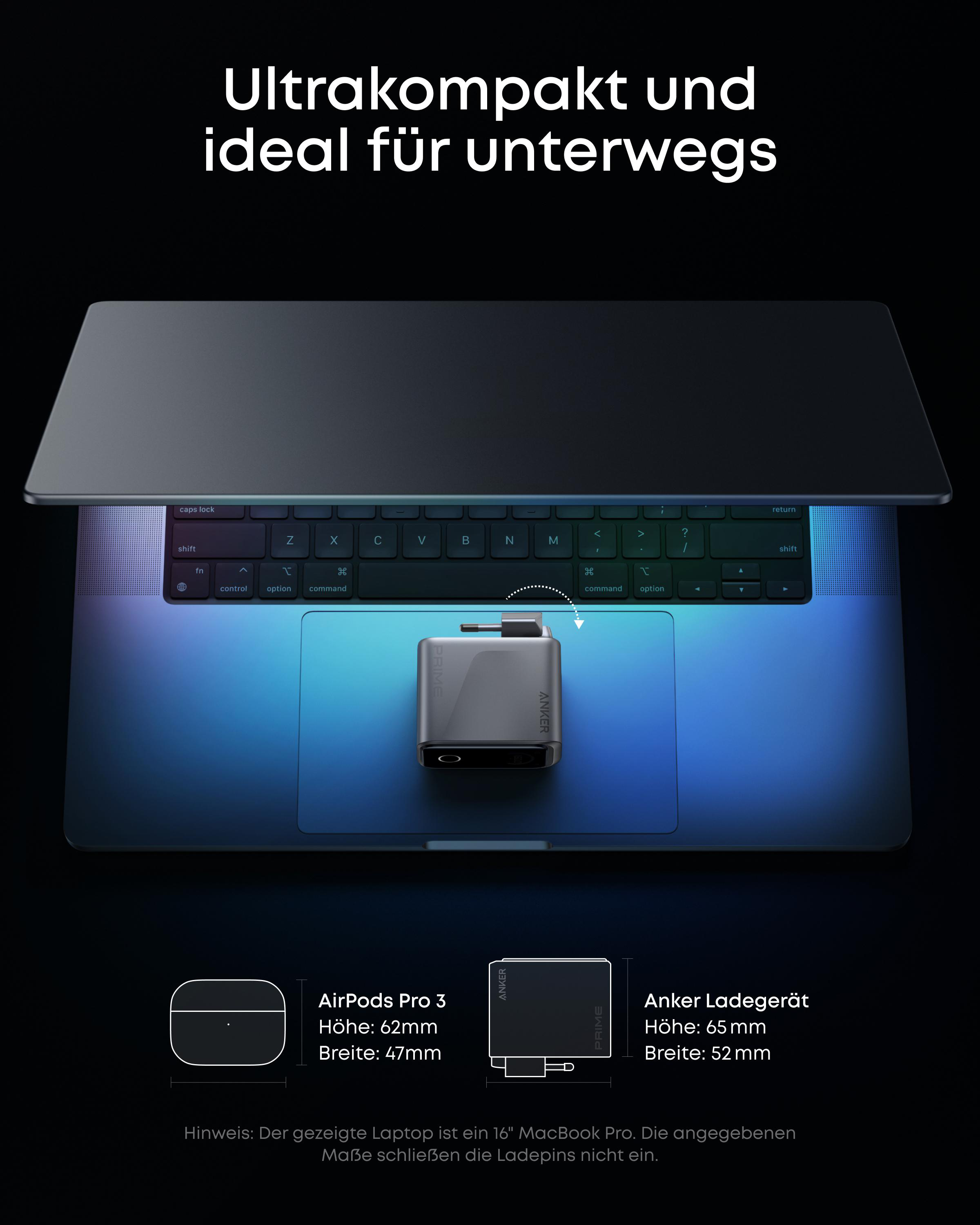 Ein Anker Ladegerät liegt auf der Tastatur eines MacBooks. Größenvergleich.