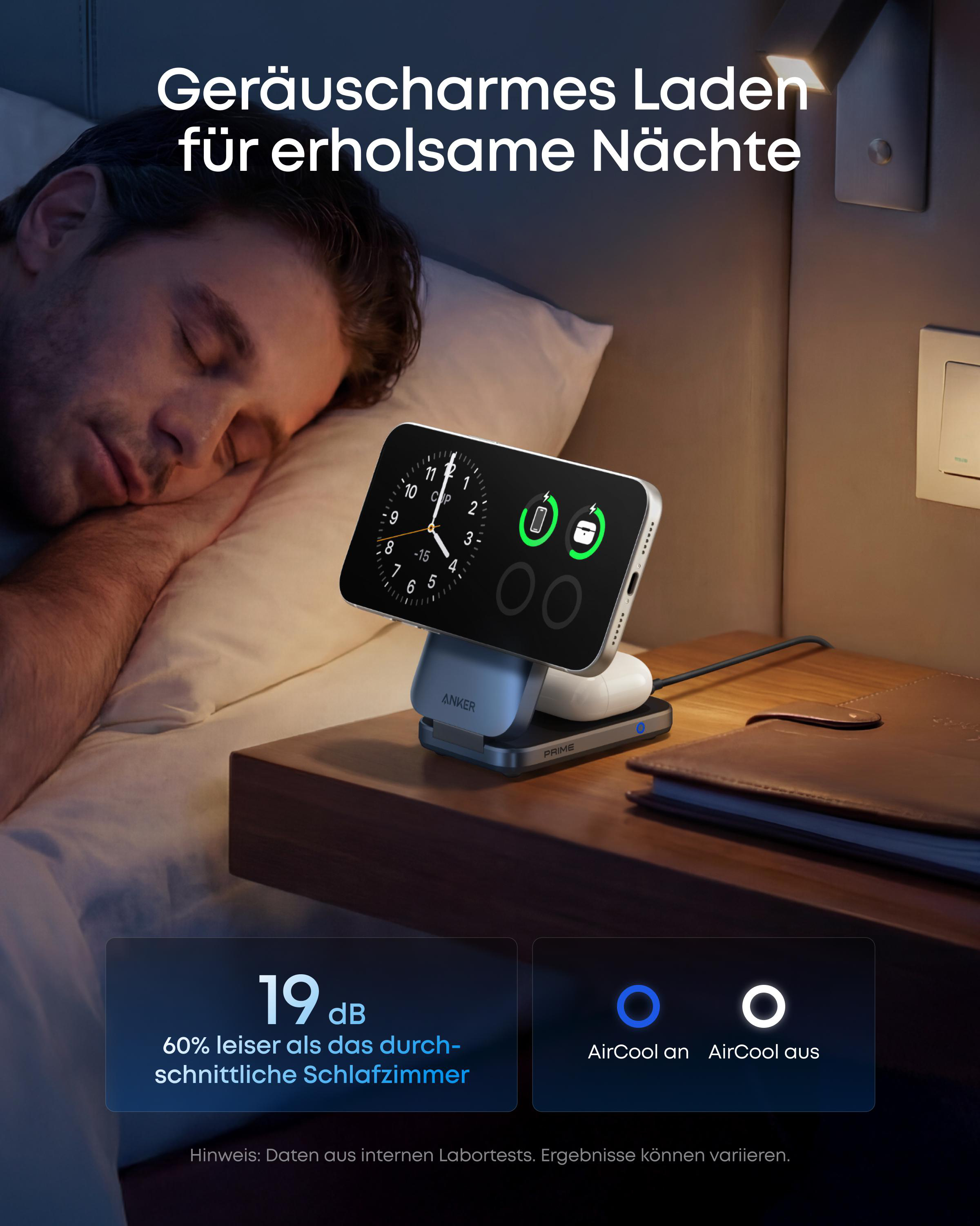 Mann schläft, während ein Handy und AirPods auf einer Anker Ladestation liegen.