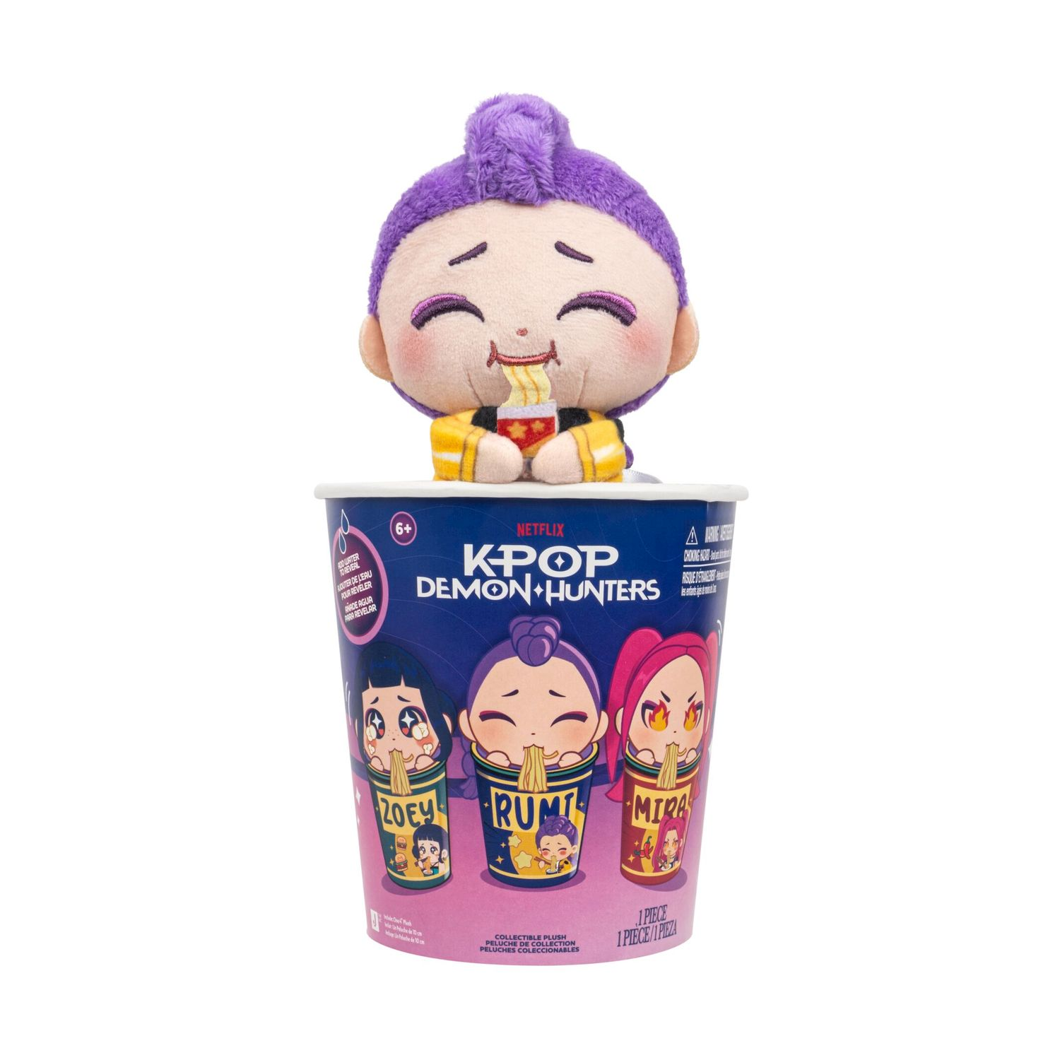 Peluche viola seduto su una tazza di K-Pop Demon Hunters.
