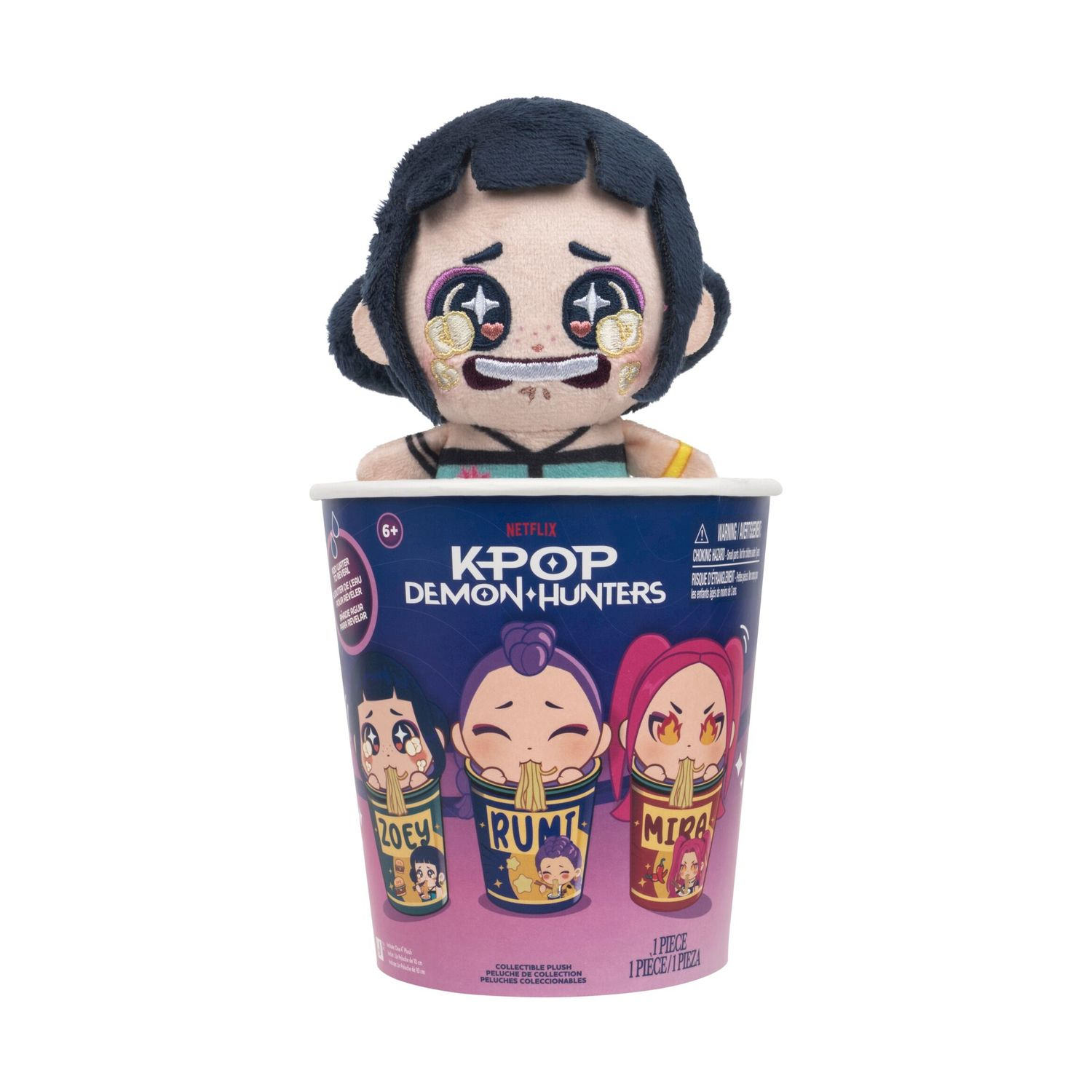 Un peluche Kpop Demon Hunters emerge da una tazza con personaggi anime.