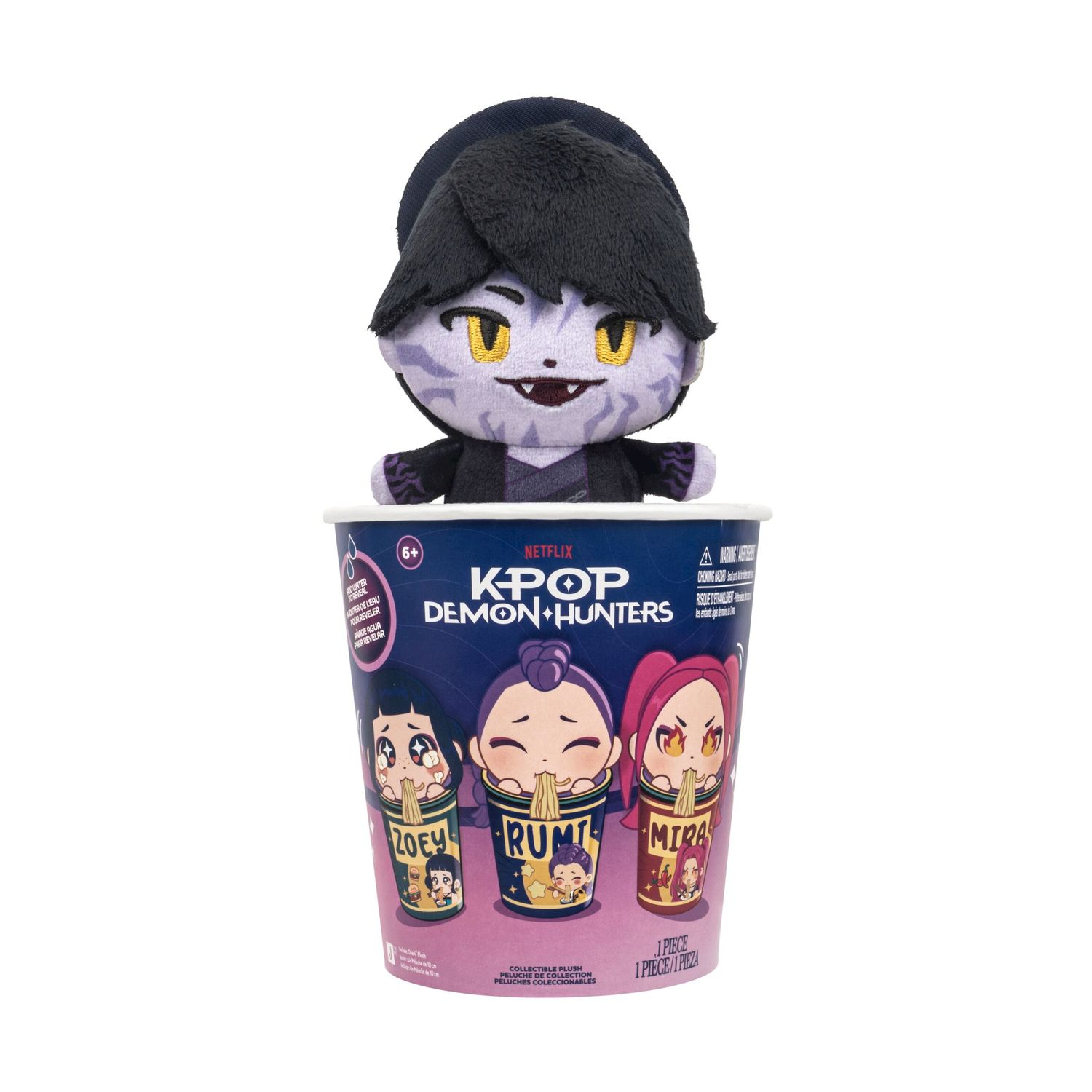 Un peluche di demone viola siede sopra una tazza di noodle K-Pop Demon Hunters.