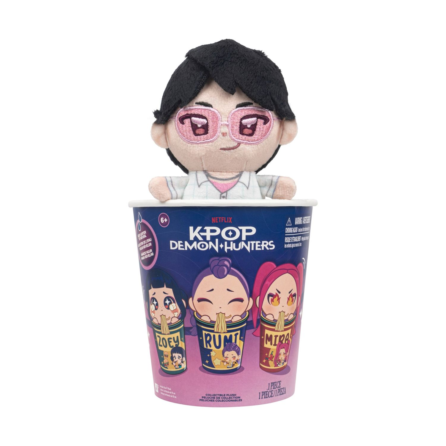 Una tazza K-Pop Demon Hunters con un peluche che spunta fuori.