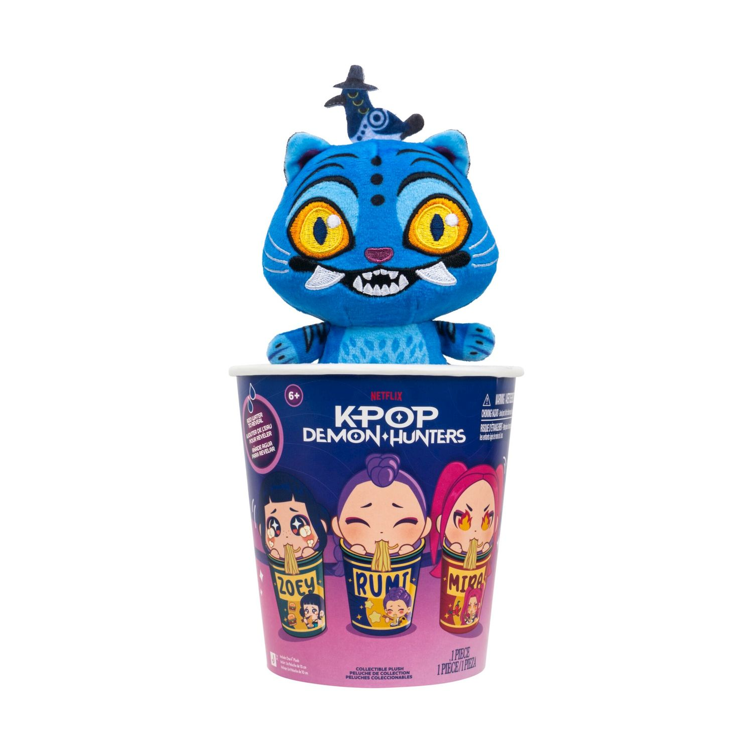 Un peluche di gatto blu con cappello siede dentro una tazza K-Pop Demon Hunters.