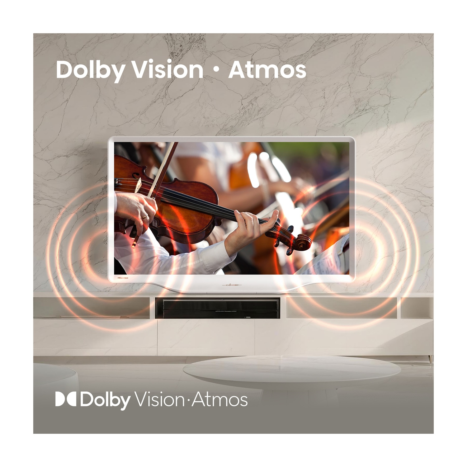 Un televisore mostra un'orchestra con una violinista. Dolby Vision Atmos.