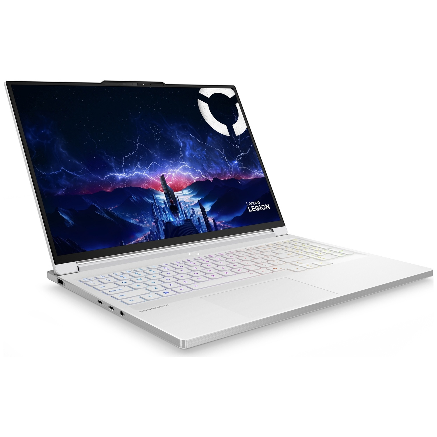 Een witte laptop met verlicht toetsenbord en een dramatische achtergrondafbeelding.