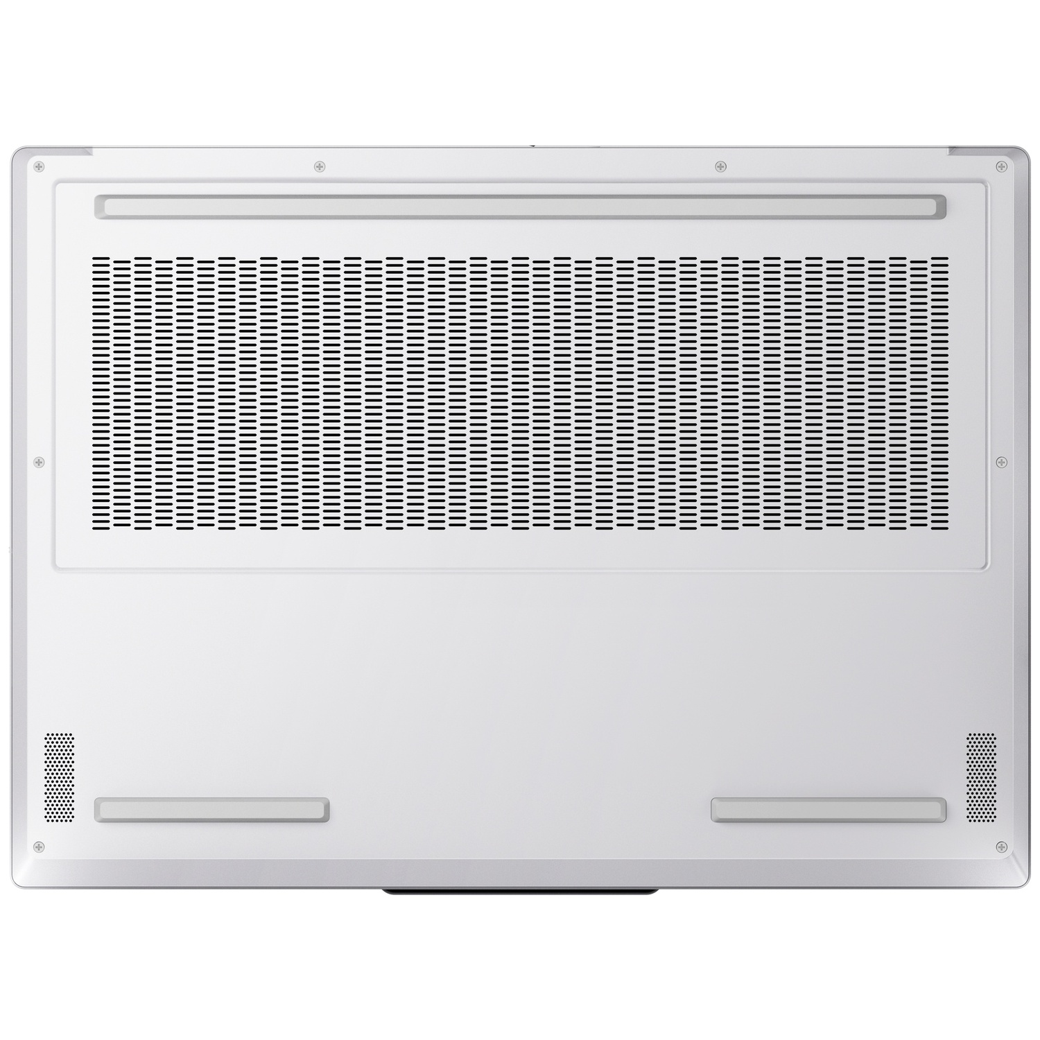 Onderkant van een witte laptop, met ventilatieroosters en rubberen voetjes.