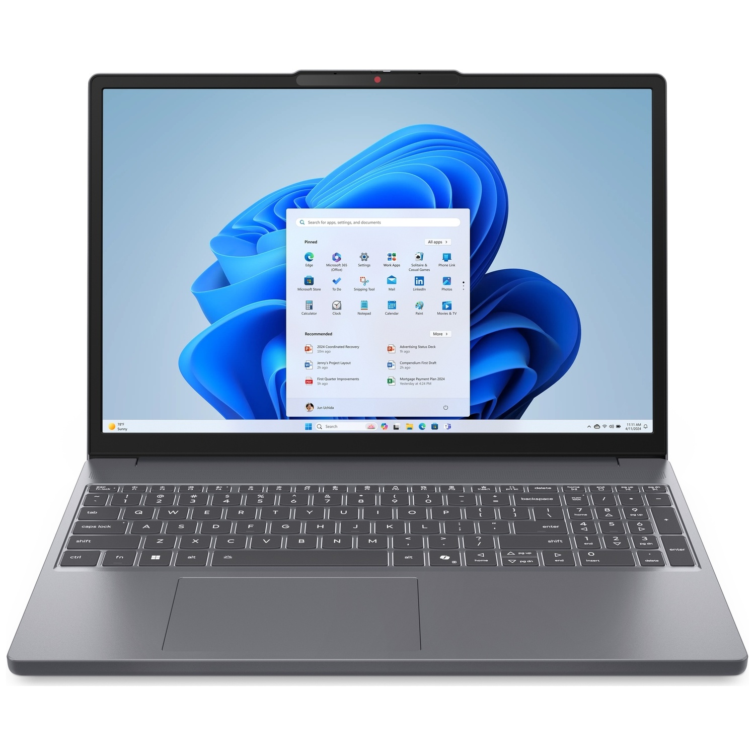 Een grijze laptop met een geopend Windows 11 startmenu op het scherm.