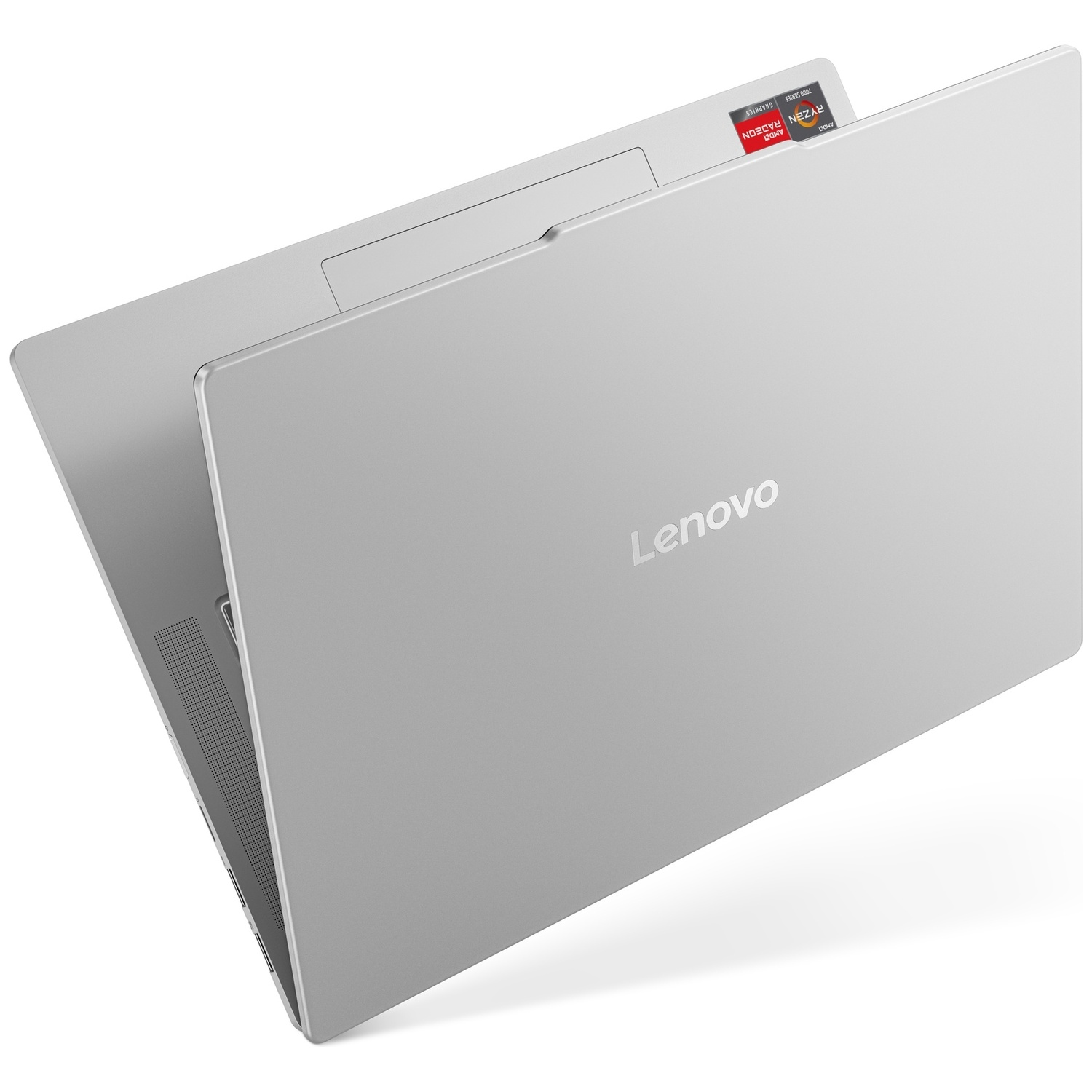 Un ordinateur portable Lenovo argenté est représenté sur une surface blanche. Gros plan.